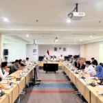 Bamus Tetapkan Jadwal Kegiatan DPRD DKI di Bulan Juni 2026 June 5, 2026 4:03 pm Badan Musyawarah (Bamus) DPRD DKI Jakarta menggelar rapat penetapan jadwal kegiatan DPRD selama bulan Juni 2026, Jumat (5/6). Wakil Ketua Bamus DPRD DKI Jakarta Wibi Andrino memimpin rapat. Persetujuan penetapan jadwal secara mufakat dan dihadiri fraksi-fraksi. Rapat dihadiri Anggota Bamus Lazarus Simon Ishak, Ahmad P. Riano, Zahrina Nurbaiti, Jamilah Abdul Gani, Neneng Hasanah, Ade Suherman, Solikhah, Muhammad Al Fatih, Ryan Kurnia, Bun Joi Phiau, Inad Luciawaty, Gani Suwondo, Lauw Siegvrieda, Nabilah Aboebakar Alhabsyi, Uwais El Qoroni, Oman Rakinda, Muhammad Thamrin, dan Nuchbatillah. Jadwal yang telah ditetapkan antara lain, Pembahasan Rancangan Peraturan Daerah Tentang Perubahan Atas Peraturan Daerah Nomor 1 Tahun 2024 Tentang Pajak Daerah Dan Retribusi Daerah. Ditetapkan pula jadwal Rapat Paripurna DPRD Dalam Rangka PengucapanSumpah/Janji Suhud Alynudin dari Fraksi PKS sebagai Ketua DPRD Provinsi DKI Jakarta Sisa Masa Jabatan 2024-2029. Sedangkan agenda terjadwal lainnya, Pembahasan Rancangan Peraturan Daerah Tentang Ketenagakerjaan. Kegiatan tersebut mengacu pada Surat Nomor 675/TG.03.00 yang ditandatangani Ketua DPRD DKI Jakarta Khoirudin. (apn/df)
