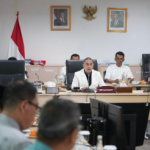 Bamus Jadwalkan Paripurna Pengambilan Sumpah dan Janji Ketua DPRD DKI June 5, 2026 6:25 pm DPRD DKI Jakarta menetapkan jadwal rapat paripurna pengambilan sumpah dan janji Suhud Alynudin dari Fraksi PKS sebagai ketua DPRD DKI Jakarta Sisa Masa Jabatan 2024-2029. Berdasarkan rapat Badan Musyawarah (Bamus) DPRD DKI Jakarta, rapat paripurna digelar pada hari Senin, (8/6). Penetapan jadwal itu merupakan tindak lanjut dari Surat Keputusan Menteri Dalam Negeri Nomor 100.2.1.4-936 Tahun 2026 tentang Peresmian Pemberhentian Khoirudin sebagai Ketua DPRD Provinsi DKI Jakarta dan mengangkat Suhud Alynudin sebagai Ketua Ketua DPRD Provinsi DKI Jakarta Sisa Masa Jabatan 2024-2029 berdasarkan surat Keputusan Menteri Dalam Negeri nomor 100.2.1.4-937 Tahun 2026 tentang Peresmian Pengangatan Ketua DPRD Provinsi DKI Jakarta. Wakil Ketua Bamus Wibi Andrino berharap, seluruh proses peralihan kepemimpinan DPRD DKI Jakarta dapat berjalan tanpa hambatan. “Terkhusus pelantikan bapak Suhud sebagai Ketua DPRD yang baru, kita pasti ingin ini terlaksana dengan lancar, dengan baik,” ujar Wibi di Gedung DPRD DKI Jakarta. Selain itu, Wibi mengapresiasi kinerja dan kepemimpinan Khoirudin selama menjabat sebagai ketua DPRD setinggi-tingginya. Menurut Wibi, proses administrasi dapat berjalan cepat karena kedewasaan politik Khoirudin. “Kita mengapresiasi Ketua DPRD Bapak Khoirudin yang secara legowo, secara proaktif juga mendorong agar pelaksanaan daripada pelantikan ini bisa cepat dan bisa berlangsung dengan baik,” tambah dia. Meski demikian, Wibi mengimbau agar seluruh anggota legislatif agar menghadiri rapat paripurna sesuai aturan dan tata tertib yang berlaku di parlemen. Kehadiran dalam rapat paripurna merupakan tanggung jawab moral dan konstitusional. Apalagi, lanjut Wibi, Badan Kehormatan menyiapkan sanksi dan teguran bagi anggota dewan yang tidak hadir rapat paripurna secara berturut-turut lebih dari tiga kali. “Ya tentunya ini kembali lagi pada kesadaran teman-teman, sudah ada tata tertibnya dan ada aturannya di Badan Kehormatan. Tentu kegiatan besok kita harap bisa kuorum dan penuh,” tandas Wibi. Agenda lain pada 29 Juni 2026, Rapat Paripurna Penyampaian Pidato Gubernur terhadap Rancangan Peraturan Daerah Tentang Perubahan Atas Peraturan Daerah Nomor1 Tahun 2024 Tentang Pajak Daerah Dan Retribusi Daerah dan Penyampaian Pidato Gubernur Rancangan Peraturan Daerah Tentang Ketenagakerjaan. Pada 14 Juli 2026, Rapat Paripurna Penyampaian Pandangan Umum Fraksi-Fraksi terhadap Rancangan Peraturan Daerah Tentang Perubahan Atas Peraturan Daerah Nomor 1 Tahun 2024 Tentang Pajak Daerah Dan Retribusi Daerah, Penyampaian Jawaban Gubernur atas Pandangan Umum Fraksi-Fraksi terhadap Rancangan Peraturan Daerah Tentang Perubahan Atas Peraturan Daerah Nomor 1 Tahun 2024 Tentang Pajak Daerah Dan Retribusi Daerah, Penyampaian Pandangan Umum Fraksi-Fraksi terhadap Rancangan Peraturan Daerah Tentang Ketenagakerjaan, dan Penyampaian Jawaban Gubernur atas Pandangan Umum Fraksi-Fraksi terhadap Rancangan Peraturan Daerah Tentang Ketenagakerjaan. “Tentunya dari tiga agenda ini telah disepakati dan Insyaallah akan dilaksanakan,” ungkap dia. (apn/df)