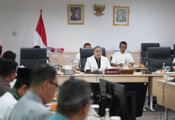 Bamus Jadwalkan Paripurna Pengambilan Sumpah dan Janji Ketua DPRD DKI June 5, 2026 6:25 pm DPRD DKI Jakarta menetapkan jadwal rapat paripurna pengambilan sumpah dan janji Suhud Alynudin dari Fraksi PKS sebagai ketua DPRD DKI Jakarta Sisa Masa Jabatan 2024-2029. Berdasarkan rapat Badan Musyawarah (Bamus) DPRD DKI Jakarta, rapat paripurna digelar pada hari Senin, (8/6). Penetapan jadwal itu merupakan tindak lanjut dari Surat Keputusan Menteri Dalam Negeri Nomor 100.2.1.4-936 Tahun 2026 tentang Peresmian Pemberhentian Khoirudin sebagai Ketua DPRD Provinsi DKI Jakarta dan mengangkat Suhud Alynudin sebagai Ketua Ketua DPRD Provinsi DKI Jakarta Sisa Masa Jabatan 2024-2029 berdasarkan surat Keputusan Menteri Dalam Negeri nomor 100.2.1.4-937 Tahun 2026 tentang Peresmian Pengangatan Ketua DPRD Provinsi DKI Jakarta. Wakil Ketua Bamus Wibi Andrino berharap, seluruh proses peralihan kepemimpinan DPRD DKI Jakarta dapat berjalan tanpa hambatan. “Terkhusus pelantikan bapak Suhud sebagai Ketua DPRD yang baru, kita pasti ingin ini terlaksana dengan lancar, dengan baik,” ujar Wibi di Gedung DPRD DKI Jakarta. Selain itu, Wibi mengapresiasi kinerja dan kepemimpinan Khoirudin selama menjabat sebagai ketua DPRD setinggi-tingginya. Menurut Wibi, proses administrasi dapat berjalan cepat karena kedewasaan politik Khoirudin. “Kita mengapresiasi Ketua DPRD Bapak Khoirudin yang secara legowo, secara proaktif juga mendorong agar pelaksanaan daripada pelantikan ini bisa cepat dan bisa berlangsung dengan baik,” tambah dia. Meski demikian, Wibi mengimbau agar seluruh anggota legislatif agar menghadiri rapat paripurna sesuai aturan dan tata tertib yang berlaku di parlemen. Kehadiran dalam rapat paripurna merupakan tanggung jawab moral dan konstitusional. Apalagi, lanjut Wibi, Badan Kehormatan menyiapkan sanksi dan teguran bagi anggota dewan yang tidak hadir rapat paripurna secara berturut-turut lebih dari tiga kali. “Ya tentunya ini kembali lagi pada kesadaran teman-teman, sudah ada tata tertibnya dan ada aturannya di Badan Kehormatan. Tentu kegiatan besok kita harap bisa kuorum dan penuh,” tandas Wibi. Agenda lain pada 29 Juni 2026, Rapat Paripurna Penyampaian Pidato Gubernur terhadap Rancangan Peraturan Daerah Tentang Perubahan Atas Peraturan Daerah Nomor1 Tahun 2024 Tentang Pajak Daerah Dan Retribusi Daerah dan Penyampaian Pidato Gubernur Rancangan Peraturan Daerah Tentang Ketenagakerjaan. Pada 14 Juli 2026, Rapat Paripurna Penyampaian Pandangan Umum Fraksi-Fraksi terhadap Rancangan Peraturan Daerah Tentang Perubahan Atas Peraturan Daerah Nomor 1 Tahun 2024 Tentang Pajak Daerah Dan Retribusi Daerah, Penyampaian Jawaban Gubernur atas Pandangan Umum Fraksi-Fraksi terhadap Rancangan Peraturan Daerah Tentang Perubahan Atas Peraturan Daerah Nomor 1 Tahun 2024 Tentang Pajak Daerah Dan Retribusi Daerah, Penyampaian Pandangan Umum Fraksi-Fraksi terhadap Rancangan Peraturan Daerah Tentang Ketenagakerjaan, dan Penyampaian Jawaban Gubernur atas Pandangan Umum Fraksi-Fraksi terhadap Rancangan Peraturan Daerah Tentang Ketenagakerjaan. “Tentunya dari tiga agenda ini telah disepakati dan Insyaallah akan dilaksanakan,” ungkap dia. (apn/df)