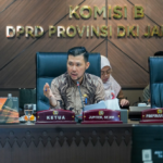 Pengawasan SLF Gedung Lemah June 5, 2026 7:55 pm Panitia Khusus (Pansus) Tata Kelola Perparkiran DPRD DKI Jakarta menyoroti lemahnya pengawasan terhadap kepemilikan dan masa berlaku Sertifikat Laik Fungsi (SLF) pada sejumlah bangunan di Jakarta. Temuan tersebut terungkap dalam rapat kerja Pansus membahas bangunan berfasilitas parkir yang masa berlaku SLF-nya telah berakhir. Ketua Pansus Jupiter mengatakan, masih banyak pengelola bangunan yang belum memahami mekanisme pengurusan SLF. “Masih banyak pengusaha-pengusaha itu yang tidak mengerti,” ujar Jupiter, Jumat (5/6). Pengurusan SLF tidak hanya berkaitan dengan administrasi. Namun menyangkut aspek keselamatan bangunan melalui kajian teknis, struktur bangunan, serta rekomendasi dari instansi terkait. “Karena itu sangat mempengaruhi aspek keselamatan,” kata Jupiter. Pansus menemukan sejumlah bangunan yang masih beroperasi meskipun tidak memiliki SLF yang berlaku. Bahkan, terdapat hotel yang sejak awal berdiri belum pernah mengurus dokumen tersebut. “Yang kami sangat sayangkan, masih banyak hotel-hotel itu tidak memiliki SLF,” ungkap Jupiter. Selain hotel, Pansus juga menyoroti bangunan rumah sakit yang telah lama beroperasi. Hingga kini, belum memperpanjang SLF. Kondisi itu menjadi perhatian serius. Sebab berkaitan langsung dengan keselamatan masyarakat sebagai pengguna fasilitas publik. Ia menilai, temuan itu menunjukkan masih lemahnya pengawasan dari perangkat daerah yang bertugas mengendalikan dan mengawasi izin bangunan. “Kita harus saya akui dari pihak eksekutif sangat lemah sekali,” tandas Jupiter. Keberadaan Pansus Tata Kelola Perparkiran, lanjut dia, justru membuka berbagai persoalan yang selama ini luput dari pengawasan. Termasuk bangunan-bangunan yang belum memenuhi kewajiban kepemilikan SLF. “Secara fakta ternyata kami banyak menemukan hotel, rumah sakit yang tidak memiliki izin SLF,” ucap Jupiter. Karena itu, Pansus meminta Unit Pengelola (UP) Perparkiran memverifikasi fasilitas parkir pada sejumlah bangunan. Memastikan kesesuaian antara kondisi di lapangan, serta keterangan dari pengelola. Ke depan, Pansus mendorong pemerintah daerah segera mendata dan menertibkan bangunan yang belum memenuhi ketentuan. Langkah tersebut penting untuk menjamin keselamatan, kenyamanan, dan kepastian hukum bagi masyarakat. “Kami pasti akan melakukan langkah yang tegas,” kata Jupiter. Pemberian sanksi bisa secara bertahap. Mulai dari surat peringatan hingga tindakan administratif kepada pengelola gedung yang mengabaikan pengurusan SLF. Tentunya, sesuai ketentuan peraturan perundang-undangan. “Bisa dilakukan pencabutan izin hingga penutupan operasional,” pungkas Jupiter. (gie/df)