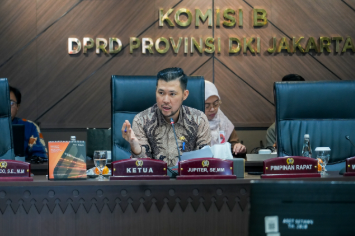 Pengawasan SLF Gedung Lemah June 5, 2026 7:55 pm Panitia Khusus (Pansus) Tata Kelola Perparkiran DPRD DKI Jakarta menyoroti lemahnya pengawasan terhadap kepemilikan dan masa berlaku Sertifikat Laik Fungsi (SLF) pada sejumlah bangunan di Jakarta. Temuan tersebut terungkap dalam rapat kerja Pansus membahas bangunan berfasilitas parkir yang masa berlaku SLF-nya telah berakhir. Ketua Pansus Jupiter mengatakan, masih banyak pengelola bangunan yang belum memahami mekanisme pengurusan SLF. “Masih banyak pengusaha-pengusaha itu yang tidak mengerti,” ujar Jupiter, Jumat (5/6). Pengurusan SLF tidak hanya berkaitan dengan administrasi. Namun menyangkut aspek keselamatan bangunan melalui kajian teknis, struktur bangunan, serta rekomendasi dari instansi terkait. “Karena itu sangat mempengaruhi aspek keselamatan,” kata Jupiter. Pansus menemukan sejumlah bangunan yang masih beroperasi meskipun tidak memiliki SLF yang berlaku. Bahkan, terdapat hotel yang sejak awal berdiri belum pernah mengurus dokumen tersebut. “Yang kami sangat sayangkan, masih banyak hotel-hotel itu tidak memiliki SLF,” ungkap Jupiter. Selain hotel, Pansus juga menyoroti bangunan rumah sakit yang telah lama beroperasi. Hingga kini, belum memperpanjang SLF. Kondisi itu menjadi perhatian serius. Sebab berkaitan langsung dengan keselamatan masyarakat sebagai pengguna fasilitas publik. Ia menilai, temuan itu menunjukkan masih lemahnya pengawasan dari perangkat daerah yang bertugas mengendalikan dan mengawasi izin bangunan. “Kita harus saya akui dari pihak eksekutif sangat lemah sekali,” tandas Jupiter. Keberadaan Pansus Tata Kelola Perparkiran, lanjut dia, justru membuka berbagai persoalan yang selama ini luput dari pengawasan. Termasuk bangunan-bangunan yang belum memenuhi kewajiban kepemilikan SLF. “Secara fakta ternyata kami banyak menemukan hotel, rumah sakit yang tidak memiliki izin SLF,” ucap Jupiter. Karena itu, Pansus meminta Unit Pengelola (UP) Perparkiran memverifikasi fasilitas parkir pada sejumlah bangunan. Memastikan kesesuaian antara kondisi di lapangan, serta keterangan dari pengelola. Ke depan, Pansus mendorong pemerintah daerah segera mendata dan menertibkan bangunan yang belum memenuhi ketentuan. Langkah tersebut penting untuk menjamin keselamatan, kenyamanan, dan kepastian hukum bagi masyarakat. “Kami pasti akan melakukan langkah yang tegas,” kata Jupiter. Pemberian sanksi bisa secara bertahap. Mulai dari surat peringatan hingga tindakan administratif kepada pengelola gedung yang mengabaikan pengurusan SLF. Tentunya, sesuai ketentuan peraturan perundang-undangan. “Bisa dilakukan pencabutan izin hingga penutupan operasional,” pungkas Jupiter. (gie/df)