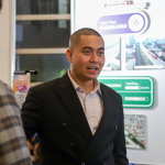 Kota Jakarta butuh kolaborasi erat dengan daerah lain untuk masuk dalam 20 kota global. Demikian ungkap Wakil Ketua DPRD DKI Jakarta Wibi Andrino usai menjadi tamu dalam acara Urban Talks bertajuk “Menavigasi Masa Depan Kota Bersama” yang merupakan bagian dari rangkaian Jakarta Future Festival, Jumat (5/6). Wibi mencontohkan, penyelesaian masalah kemacetan. Tidak akan tuntas tanpa keterlibatan kota penyangga. Seperti, Bogor, Depok, Tangerang, dan Bekasi. Kompleksitas persoalan Jakarta membutuhkan dukungan dari kota-kota lainnya. “Tentunya tidak bisa sendirian mengerjakan ini,” ujar Wibi di Taman Ismail Marzuki (TIM) Jakarta. Belum lagi, kata Wibi, dukungan daerah lain terkait dengan sektor ketahanan pangan. “Event Jakarta Future Festival, kita membuka jadi ruang kolaborasi yang cukup luas. Jakarta sebagai kolaborator hub,” ucap di. Wakil Ketua DPRD DKI Jakarta Wibi Andrino. (dok.ddjp) Ia berharap pemerataan pembangunan tidak lagi terpusat hanya di Jakarta. Kota-kota lain di Indonesia juga punya kesempatan yang sama. Menjadi leader menjalankan visi besar Indonesia mendatang. “Kita lihat di Cina kota-kota kecilnya itu itu, bahkan memiliki Grand Hyatt, gedung pecakar langit sendiri,” ungkap Wibi. Meski demikian, Wibi mengapresiasi kesiapan sejumlah kepala daerah, seperti walikota Semarang, Malang, dan Banda Aceh untuk bersinergi dengan Jakarta. Hal itu menjadi momentum baik untuk saling berkolaborasi membangun kota yang lebih maju. “Mereka membangun kotanya dengan keterbatasan-keterbatasan yang ada,” kata Wibi. Bahkan dengan fiskal yang terbatas, masih terus upgrading sumber daya manusia. “Ini menjadi lesson learned bagi Jakarta, bagaimana nanti kita bisa membangun kota Jakarta ini bisa lebih hebat lagi,” pungkas dia. (apn/df)