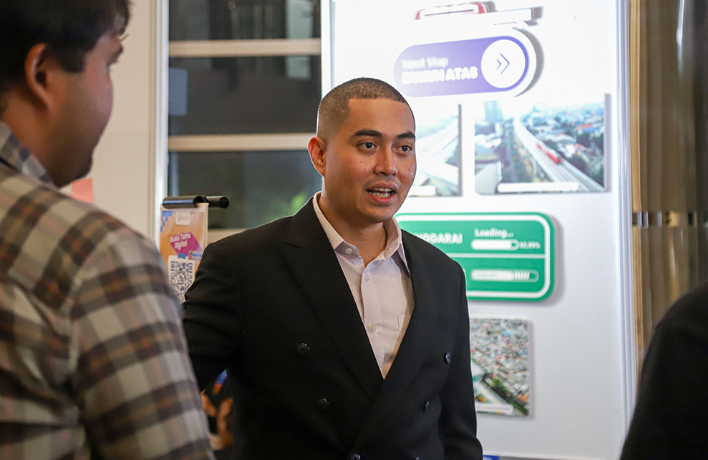 Kota Jakarta butuh kolaborasi erat dengan daerah lain untuk masuk dalam 20 kota global. Demikian ungkap Wakil Ketua DPRD DKI Jakarta Wibi Andrino usai menjadi tamu dalam acara Urban Talks bertajuk “Menavigasi Masa Depan Kota Bersama” yang merupakan bagian dari rangkaian Jakarta Future Festival, Jumat (5/6). Wibi mencontohkan, penyelesaian masalah kemacetan. Tidak akan tuntas tanpa keterlibatan kota penyangga. Seperti, Bogor, Depok, Tangerang, dan Bekasi. Kompleksitas persoalan Jakarta membutuhkan dukungan dari kota-kota lainnya. “Tentunya tidak bisa sendirian mengerjakan ini,” ujar Wibi di Taman Ismail Marzuki (TIM) Jakarta. Belum lagi, kata Wibi, dukungan daerah lain terkait dengan sektor ketahanan pangan. “Event Jakarta Future Festival, kita membuka jadi ruang kolaborasi yang cukup luas. Jakarta sebagai kolaborator hub,” ucap di. Wakil Ketua DPRD DKI Jakarta Wibi Andrino. (dok.ddjp) Ia berharap pemerataan pembangunan tidak lagi terpusat hanya di Jakarta. Kota-kota lain di Indonesia juga punya kesempatan yang sama. Menjadi leader menjalankan visi besar Indonesia mendatang. “Kita lihat di Cina kota-kota kecilnya itu itu, bahkan memiliki Grand Hyatt, gedung pecakar langit sendiri,” ungkap Wibi. Meski demikian, Wibi mengapresiasi kesiapan sejumlah kepala daerah, seperti walikota Semarang, Malang, dan Banda Aceh untuk bersinergi dengan Jakarta. Hal itu menjadi momentum baik untuk saling berkolaborasi membangun kota yang lebih maju. “Mereka membangun kotanya dengan keterbatasan-keterbatasan yang ada,” kata Wibi. Bahkan dengan fiskal yang terbatas, masih terus upgrading sumber daya manusia. “Ini menjadi lesson learned bagi Jakarta, bagaimana nanti kita bisa membangun kota Jakarta ini bisa lebih hebat lagi,” pungkas dia. (apn/df)