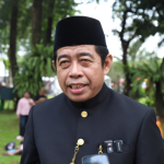 Ketua DPRD DKI Jakarta Khoirudin mengajak warga untuk mulai memilah sampah dari rumah tangga sebagai bagian dari upaya mengatasi persoalan sampah. Menurut dia, keberhasilan pengelolaan sampah tidak hanya bergantung pada teknologi. Namun perlu kesadaran masyarakat memilah sampah sejak dari rumah. Khoirudin menegaskan, penumpukan sampah yang tidak terkelola dengan baik akan menjadi masalah lingkungan. “Masalah sampah adalah masalah kita bersama,” ujar Khoirudin. Dia menilai, keberadaan fasilitas pengolahan sampah seperti RDF merupakan kebutuhan bersama untuk mengurangi beban tempat pembuangan akhir. Ketua DPRD DKI Jakarta Khoirudin. (dok.ddjp) Namun, kualitas pengelolaan sampah tetap bergantung pada proses pemilahan dari sumber. “Tanpa efek samping seperti bau atau air lindi sangat bergantung kepada pemilahan sampah di hulu. Dari rumah masing-masing,” terang Khoirudin. Karena itu, dia mengajak seluruh warga Jakarta berperan aktif mengurangi persoalan dengan cara memilah sampah organik dan anorganik sejak dari rumah tangga. “Saya mengimbau seluruh warga Jakarta, ayo sampah kita selesaikan bersama-sama. Peran masyarakat adalah memilah sampah organik dan anorganik dari rumah,” tambah Khoirudin. Dia berharap, sistem pengangkutan sampah tetap menjaga kondisi sampah yang sudah dipilah oleh masyarakat. “Jangan dicampur kembali,” pungkas Khoirudin. (all/df)