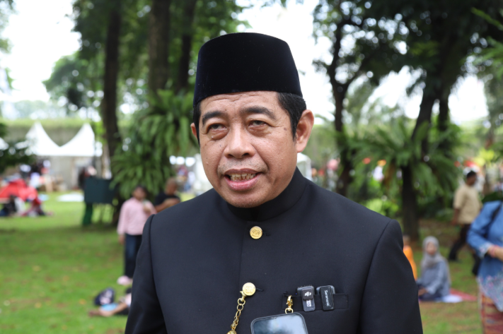 Ketua DPRD DKI Jakarta Khoirudin mengajak warga untuk mulai memilah sampah dari rumah tangga sebagai bagian dari upaya mengatasi persoalan sampah. Menurut dia, keberhasilan pengelolaan sampah tidak hanya bergantung pada teknologi. Namun perlu kesadaran masyarakat memilah sampah sejak dari rumah. Khoirudin menegaskan, penumpukan sampah yang tidak terkelola dengan baik akan menjadi masalah lingkungan. “Masalah sampah adalah masalah kita bersama,” ujar Khoirudin. Dia menilai, keberadaan fasilitas pengolahan sampah seperti RDF merupakan kebutuhan bersama untuk mengurangi beban tempat pembuangan akhir. Ketua DPRD DKI Jakarta Khoirudin. (dok.ddjp) Namun, kualitas pengelolaan sampah tetap bergantung pada proses pemilahan dari sumber. “Tanpa efek samping seperti bau atau air lindi sangat bergantung kepada pemilahan sampah di hulu. Dari rumah masing-masing,” terang Khoirudin. Karena itu, dia mengajak seluruh warga Jakarta berperan aktif mengurangi persoalan dengan cara memilah sampah organik dan anorganik sejak dari rumah tangga. “Saya mengimbau seluruh warga Jakarta, ayo sampah kita selesaikan bersama-sama. Peran masyarakat adalah memilah sampah organik dan anorganik dari rumah,” tambah Khoirudin. Dia berharap, sistem pengangkutan sampah tetap menjaga kondisi sampah yang sudah dipilah oleh masyarakat. “Jangan dicampur kembali,” pungkas Khoirudin. (all/df)