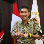Peresmian Puskesmas Kecamatan Matraman, Rio: Paling Representatif dan Terbesar di DKI June 5, 2026 4:48 pm Anggota Komisi B DPRD DKI Jakarta Dwi Rio Sambodo menghadiri peresmian Puskesmas Kecamatan Matraman oleh Gubernur Pramono Anung di Jalan Galur Sari Timur, Utan Kayu Selatan, Jakarta Timur. Rio menilai, peresmian gedung Puskesmas Kecamatan Matraman menjadi momentum penting memperkuat peran Puskesmas sebagai ujung tombak pelayanan kesehatan primer. Selain menghadirkan fasilitas yang lebih representatif, keberadaan gedung baru mampu mendorong perubahan pola pembangunan kesehatan yang lebih berorientasi pada pencegahan penyakit. Apalagi, menurut Rio, Puskesmas Kecamatan Matraman punya posisi strategis dalam mendukung penguatan sistem kesehatan daerah. Khususnya pada aspek promotif dan preventif yang selama ini menjadi fungsi utama puskesmas. “Secara sarana-prasarana, ini Puskesmas paling representatif dan terbesar di DKI Jakarta tingkat kecamatan,” ujar Rio, Jumat (5/6). Anggota Komisi B DPRD DKI Jakarta Dwi Rio Sambodo. (dok.ddjp) Menurut dia, pembangunan kesehatan tidak hanya ditentukan oleh kualitas layanan pengobatan. Namun, kemampuan membangun kesadaran hidup sehat sejak dini. Karena itu, harap Rio, keberadaan Puskesmas Matraman dapat menjadi penggerak kelahiran kembali budaya hidup sehat yang bertumpu pada kesadaran masyarakat. Menjaga kesehatan secara mandiri. “Harapan kita, Puskesmas Kecamatan Matraman ini bisa memantik kembali gerakan kesehatan daerah yang bertumpu pada upaya kesehatan masyarakat,” ungkap Rio. Ia juga menyatakamn, perlu penguatan pendekatan berbasis komunitas. Sehingga, manfaat pelayanan kesehatan semakin luas. Optimalisasi tidak hanya pada pelayanan medis dan farmasi. Membangun jejaring relawan kesehatan juga mampu menjadi penghubung antara fasilitas kesehatan dan masyarakat. “Kita harapkan lebih ke skala besar,” kata Rio. Penguatan jejaring tersebut, lanjut dia, melalui kolaborasi dengan Posyandu Balita, Posyandu Lansia, serta berbagai kelompok kesehatan masyarakat yang aktif di lingkungan. Kesadaran masyarakat terhadap deteksi dini penyakit masih kurang. Kondisi tersebut menyebabkan angka pengobatan masih lebih tinggi berbanding upaya pencegahan. “Khususnya Jakarta angka pengobatan jauh lebih besar ketimbang angka pencegahan,” tutur Rio. Maka, pembahasan revisi Rancangan Peraturan Daerah tentang Sistem Kesehatan Daerah diharapkan memperhatikan penguatan kesehatan masyarakat. Termasuk peningkatan edukasi dan deteksi dini penyakit. Penguatan fungsi Puskesmas Kecamatan Matraman, tambah Rio, dapat membangun sistem kesehatan yang lebih efektif, efisien, dan berkelanjutan. Menempatkan pencegahan sebagai prioritas utama. Menjadi contoh pengembangan layanan kesehatan primer yang mampu mendorong terbentuknya budaya hidup sehat di tengah masyarakat. “Semoga bisa memantik gerakan hidup sehat berbasis puskesmas,” pungkas Rio. (gie/df)