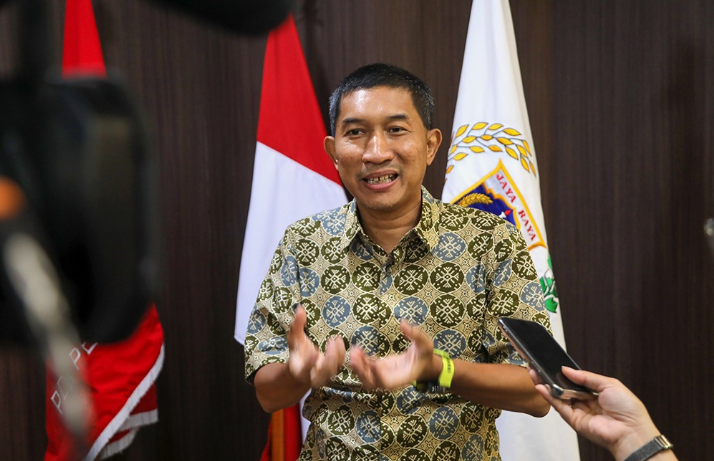 Peresmian Puskesmas Kecamatan Matraman, Rio: Paling Representatif dan Terbesar di DKI June 5, 2026 4:48 pm Anggota Komisi B DPRD DKI Jakarta Dwi Rio Sambodo menghadiri peresmian Puskesmas Kecamatan Matraman oleh Gubernur Pramono Anung di Jalan Galur Sari Timur, Utan Kayu Selatan, Jakarta Timur. Rio menilai, peresmian gedung Puskesmas Kecamatan Matraman menjadi momentum penting memperkuat peran Puskesmas sebagai ujung tombak pelayanan kesehatan primer. Selain menghadirkan fasilitas yang lebih representatif, keberadaan gedung baru mampu mendorong perubahan pola pembangunan kesehatan yang lebih berorientasi pada pencegahan penyakit. Apalagi, menurut Rio, Puskesmas Kecamatan Matraman punya posisi strategis dalam mendukung penguatan sistem kesehatan daerah. Khususnya pada aspek promotif dan preventif yang selama ini menjadi fungsi utama puskesmas. “Secara sarana-prasarana, ini Puskesmas paling representatif dan terbesar di DKI Jakarta tingkat kecamatan,” ujar Rio, Jumat (5/6). Anggota Komisi B DPRD DKI Jakarta Dwi Rio Sambodo. (dok.ddjp) Menurut dia, pembangunan kesehatan tidak hanya ditentukan oleh kualitas layanan pengobatan. Namun, kemampuan membangun kesadaran hidup sehat sejak dini. Karena itu, harap Rio, keberadaan Puskesmas Matraman dapat menjadi penggerak kelahiran kembali budaya hidup sehat yang bertumpu pada kesadaran masyarakat. Menjaga kesehatan secara mandiri. “Harapan kita, Puskesmas Kecamatan Matraman ini bisa memantik kembali gerakan kesehatan daerah yang bertumpu pada upaya kesehatan masyarakat,” ungkap Rio. Ia juga menyatakamn, perlu penguatan pendekatan berbasis komunitas. Sehingga, manfaat pelayanan kesehatan semakin luas. Optimalisasi tidak hanya pada pelayanan medis dan farmasi. Membangun jejaring relawan kesehatan juga mampu menjadi penghubung antara fasilitas kesehatan dan masyarakat. “Kita harapkan lebih ke skala besar,” kata Rio. Penguatan jejaring tersebut, lanjut dia, melalui kolaborasi dengan Posyandu Balita, Posyandu Lansia, serta berbagai kelompok kesehatan masyarakat yang aktif di lingkungan. Kesadaran masyarakat terhadap deteksi dini penyakit masih kurang. Kondisi tersebut menyebabkan angka pengobatan masih lebih tinggi berbanding upaya pencegahan. “Khususnya Jakarta angka pengobatan jauh lebih besar ketimbang angka pencegahan,” tutur Rio. Maka, pembahasan revisi Rancangan Peraturan Daerah tentang Sistem Kesehatan Daerah diharapkan memperhatikan penguatan kesehatan masyarakat. Termasuk peningkatan edukasi dan deteksi dini penyakit. Penguatan fungsi Puskesmas Kecamatan Matraman, tambah Rio, dapat membangun sistem kesehatan yang lebih efektif, efisien, dan berkelanjutan. Menempatkan pencegahan sebagai prioritas utama. Menjadi contoh pengembangan layanan kesehatan primer yang mampu mendorong terbentuknya budaya hidup sehat di tengah masyarakat. “Semoga bisa memantik gerakan hidup sehat berbasis puskesmas,” pungkas Rio. (gie/df)