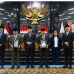 DPRD DKI Apresiasi Raihan WTP ke-9 June 5, 2026 3:23 pm Pemprov DKI Jakarta yang kembali meraih opini Wajar Tanpa Pengecualian (WTP) atas Laporan Keuangan Pemerintah Daerah (LKPD) Tahun Anggaran 2025 oleh Badan Pemeriksa Keuangan (BPK) RI. Predikat tersebut menjadi yang ke-9 kali secara berturut-turutsejak 2017. Hal itu menuai apresiasi DPRD DKI Jakarta. Penyerahan Laporan Hasil Pemeriksaan (LHP) atas LKPD Provinsi DKI Jakarta Tahun Anggaran 2025 oleh Pimpinan V BPK RI Bobby Adhityo Rizaldi didampingi Direktur Jenderal Pemeriksaan Keuangan Negara V (Dirjen PKN V) Widhi Widayat, dan Kepala BPK Perwakilan Provinsi Daerah Khusus Jakarta M. Ali Asyhar. Penyerahan LHP kepada Ketua DPRD DKI Jakarta Khoirudin dan Gubernur Pramono Anung dalam Rapat Paripurna DPRD DKI Jakarta, Jumat (5/6). Ketua DPRD DKI Jakarta Khoirudin menyambut baik capaian tersebut. Mengapresiasi seluruh jajaran pemerintah provinsi yang berhasil mempertahankan standar pengelolaan keuangan daerah secara konsisten selama sembilan tahun terakhir. Menurut Khoirudin, opini WTP menjadi indikator pengelolaan keuangan daerah telah terlaksana secara transparan, akuntabel, dan sesuai ketentuan yang berlaku. Capaian itu menunjukkan komitmen kuat dari pemerintah daerah dalam menjaga kualitas tata kelola pemerintahan. “Ini bukti kebijakan sangat bagus,” ujar Khoirudin. Ia berharap, prestasi tersebut tidak berhenti sebagai capaian administrati. Melainkan mampu berdampak nyata bagi peningkatan kualitas pelayanan publik dan kesejahteraan masyarakat. Khoirudin menegaskan, DPRD punya peran penting menindaklanjuti hasil pemeriksaan BPK. Melalui fungsi pengawasan, DPRD akan mengawal seluruh rekomendasi agar dapat segera ditindaklanjuti oleh perangkat daerah. “DPRD sangat terbantu dengan hasil pemeriksaan BPK ini,” kata dia. Selain itu, DPRD DKI memberikan perhatian khusus terhadap pengelolaan aset daerah. Khususnya fasilitas sosial dan fasilitas umum (Fasos-Fasum). Sebab, kewajiban para pengembang menyerahkan ke pemerintah daerah. Sebagai bentuk keseriusan dalam mengawal persoalan tersebut, DPRD DKI Jakarta telah membentuk Panitia Khusus (Pansus) Fasos-Fasum. Pembentukan Pansus dapat mempercepat penyelesaian berbagai persoalan aset. Sekaligus memastikan bermanfaat optimal bagi masyarakat. “Fasos Fasum nantinya dimanfaatkan oleh seluruh warga Jakarta,” ucap Khoirudin. Tata Kelola Keuangan Daerah Pimpinan V BPK Republik Indonesia Bobby Adhityo Rizaldi mengatakan, Pemprov DKI Jakarta kembali memperoleh opini WTP. Kendati demikian, masih terdapat sejumlah rekomendasi yang perlu ditindaklanjuti. Memperkuat tata kelola keuangan daerah. BPK merekomendasikan Pemprov DKI memvalidasi dan memutakhirkan data objek Pajak Bumi dan Bangunan Perdesaan dan Perkotaan (PBB-P2). Selain itu, mengoptimalkan pengelolaan aset daerah, memproses kelebihan pembayaran sesuai ketentuan, serta menindaklanjuti pengenaan denda keterlambatan guna mengamankan potensi penerimaan daerah. BPK juga menyoroti pengamanan Fasos Fasum yang masih dikuasai pihak lain tanpa izin. Termasuk penyelesaian kewajiban aset yang belum serah terima ke Pemprov DKI. Sinergi antara BPK, pemerintah daerah, dan DPRD menjadi kunci mewujudkan pengelolaan keuangan yang efektif, efisien, dan akuntabel. Menurut Bobby, pemerintah daerah perlu segera menindaklanjuti rekomendasi hasil pemeriksaan. Sementara DPRD terus memperkuat fungsi pengawasan agar setiap penggunaan anggaran memberikan manfaat optimal bagi masyarakat. “Apabila semua lembaga berperan aktif, kami yakinkan akan melihat kemajuan yang signifikan dalam perjalanan kita mencapai tujuan negara,” tambah dia. Konsistensi Pemerintah Daerah Gubernur DKI Jakarta Pramono Anung mengatakan, opini WTP atas LKPD Tahun 2025 menjadi capaian kesembilan yang diraih Pemprov DKI Jakarta secara berturut-turut sejak 2017. Prestasi tersebut, kata Pramono, mencerminkan konsistensi pemerintah daerah dalam menjaga transparansi, akuntabilitas, dan kualitas pengelolaan keuangan daerah. Pemprov DKI Jakarta, lanjut Pramono, akan menindaklanjuti seluruh rekomendasi BPK. Memperkuat tata kelola pemerintahan dan pelayanan publik. “Secara konsisten dan berkelanjutan,” tukas Pramono. (yla/df)