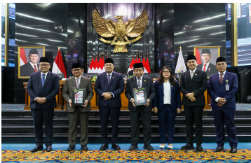 DPRD DKI Apresiasi Raihan WTP ke-9 June 5, 2026 3:23 pm Pemprov DKI Jakarta yang kembali meraih opini Wajar Tanpa Pengecualian (WTP) atas Laporan Keuangan Pemerintah Daerah (LKPD) Tahun Anggaran 2025 oleh Badan Pemeriksa Keuangan (BPK) RI. Predikat tersebut menjadi yang ke-9 kali secara berturut-turutsejak 2017. Hal itu menuai apresiasi DPRD DKI Jakarta. Penyerahan Laporan Hasil Pemeriksaan (LHP) atas LKPD Provinsi DKI Jakarta Tahun Anggaran 2025 oleh Pimpinan V BPK RI Bobby Adhityo Rizaldi didampingi Direktur Jenderal Pemeriksaan Keuangan Negara V (Dirjen PKN V) Widhi Widayat, dan Kepala BPK Perwakilan Provinsi Daerah Khusus Jakarta M. Ali Asyhar. Penyerahan LHP kepada Ketua DPRD DKI Jakarta Khoirudin dan Gubernur Pramono Anung dalam Rapat Paripurna DPRD DKI Jakarta, Jumat (5/6). Ketua DPRD DKI Jakarta Khoirudin menyambut baik capaian tersebut. Mengapresiasi seluruh jajaran pemerintah provinsi yang berhasil mempertahankan standar pengelolaan keuangan daerah secara konsisten selama sembilan tahun terakhir. Menurut Khoirudin, opini WTP menjadi indikator pengelolaan keuangan daerah telah terlaksana secara transparan, akuntabel, dan sesuai ketentuan yang berlaku. Capaian itu menunjukkan komitmen kuat dari pemerintah daerah dalam menjaga kualitas tata kelola pemerintahan. “Ini bukti kebijakan sangat bagus,” ujar Khoirudin. Ia berharap, prestasi tersebut tidak berhenti sebagai capaian administrati. Melainkan mampu berdampak nyata bagi peningkatan kualitas pelayanan publik dan kesejahteraan masyarakat. Khoirudin menegaskan, DPRD punya peran penting menindaklanjuti hasil pemeriksaan BPK. Melalui fungsi pengawasan, DPRD akan mengawal seluruh rekomendasi agar dapat segera ditindaklanjuti oleh perangkat daerah. “DPRD sangat terbantu dengan hasil pemeriksaan BPK ini,” kata dia. Selain itu, DPRD DKI memberikan perhatian khusus terhadap pengelolaan aset daerah. Khususnya fasilitas sosial dan fasilitas umum (Fasos-Fasum). Sebab, kewajiban para pengembang menyerahkan ke pemerintah daerah. Sebagai bentuk keseriusan dalam mengawal persoalan tersebut, DPRD DKI Jakarta telah membentuk Panitia Khusus (Pansus) Fasos-Fasum. Pembentukan Pansus dapat mempercepat penyelesaian berbagai persoalan aset. Sekaligus memastikan bermanfaat optimal bagi masyarakat. “Fasos Fasum nantinya dimanfaatkan oleh seluruh warga Jakarta,” ucap Khoirudin. Tata Kelola Keuangan Daerah Pimpinan V BPK Republik Indonesia Bobby Adhityo Rizaldi mengatakan, Pemprov DKI Jakarta kembali memperoleh opini WTP. Kendati demikian, masih terdapat sejumlah rekomendasi yang perlu ditindaklanjuti. Memperkuat tata kelola keuangan daerah. BPK merekomendasikan Pemprov DKI memvalidasi dan memutakhirkan data objek Pajak Bumi dan Bangunan Perdesaan dan Perkotaan (PBB-P2). Selain itu, mengoptimalkan pengelolaan aset daerah, memproses kelebihan pembayaran sesuai ketentuan, serta menindaklanjuti pengenaan denda keterlambatan guna mengamankan potensi penerimaan daerah. BPK juga menyoroti pengamanan Fasos Fasum yang masih dikuasai pihak lain tanpa izin. Termasuk penyelesaian kewajiban aset yang belum serah terima ke Pemprov DKI. Sinergi antara BPK, pemerintah daerah, dan DPRD menjadi kunci mewujudkan pengelolaan keuangan yang efektif, efisien, dan akuntabel. Menurut Bobby, pemerintah daerah perlu segera menindaklanjuti rekomendasi hasil pemeriksaan. Sementara DPRD terus memperkuat fungsi pengawasan agar setiap penggunaan anggaran memberikan manfaat optimal bagi masyarakat. “Apabila semua lembaga berperan aktif, kami yakinkan akan melihat kemajuan yang signifikan dalam perjalanan kita mencapai tujuan negara,” tambah dia. Konsistensi Pemerintah Daerah Gubernur DKI Jakarta Pramono Anung mengatakan, opini WTP atas LKPD Tahun 2025 menjadi capaian kesembilan yang diraih Pemprov DKI Jakarta secara berturut-turut sejak 2017. Prestasi tersebut, kata Pramono, mencerminkan konsistensi pemerintah daerah dalam menjaga transparansi, akuntabilitas, dan kualitas pengelolaan keuangan daerah. Pemprov DKI Jakarta, lanjut Pramono, akan menindaklanjuti seluruh rekomendasi BPK. Memperkuat tata kelola pemerintahan dan pelayanan publik. “Secara konsisten dan berkelanjutan,” tukas Pramono. (yla/df)