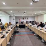 Bapemperda DPRD DKI Jakarta bersama eksekutif melanjutkan pendalaman Rancangan Peraturan Daerah (Ranperda) Sistem Kesehatan Daerah (Siskesda), Senin (8/6). Ketua Bapemperda Abdul Aziz memimpin rapat didampingi Wakil Ketua Bapemperda Jhonny Simanjuntak. Aziz menyampaikan, Ranperda Siskesda telah disampaikan Gubernur DKI Jakarta Pramono Anung melalui Surat Nomor 192/KS.0.0 pada 30 April 2026. Termasuk sudah melalui penyampaian pidato gubernur, pandangan umum fraksi fraksi, dan jawaban gubernur atas pandangan umum fraksi fraksi. Untuk itu, lanjut Aziz, perlu pendalaman pasal-pasal yang terkandung dalam Ranperda tersebut. “Penekanannya yakni pembahasan pasal per pasal Ranperda tentang Siskesda,” ujar Aziz di Gedung DPRD DKI Jakarta. Anggota Bapemperda yang hadir dalam rapat itu di antaranya, Ismail, Dadiyono, Farah Savira, Elva Farihi Qolbina, dan Francine Widjojo. Dari pihak eksekutif hadir di antaranya, Ketua Subkelompok Peraturan Perundang-Undangan Bidang Kesejahteraan Rakyat Biro Hukum Setda DKI Jakarta Afifi dan Dinas Kesehatan DKI Jakarta beserta jajaran. Kegiatan itu terlaksana mengacu pada Surat Nomor 644/KS.00.00 yang ditandatangani Ketua DPRD DKI Jakarta Khoirudin. (apn/df)