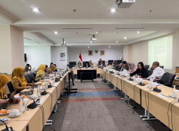 Bapemperda DPRD DKI Jakarta bersama eksekutif melanjutkan pendalaman Rancangan Peraturan Daerah (Ranperda) Sistem Kesehatan Daerah (Siskesda), Senin (8/6). Ketua Bapemperda Abdul Aziz memimpin rapat didampingi Wakil Ketua Bapemperda Jhonny Simanjuntak. Aziz menyampaikan, Ranperda Siskesda telah disampaikan Gubernur DKI Jakarta Pramono Anung melalui Surat Nomor 192/KS.0.0 pada 30 April 2026. Termasuk sudah melalui penyampaian pidato gubernur, pandangan umum fraksi fraksi, dan jawaban gubernur atas pandangan umum fraksi fraksi. Untuk itu, lanjut Aziz, perlu pendalaman pasal-pasal yang terkandung dalam Ranperda tersebut. “Penekanannya yakni pembahasan pasal per pasal Ranperda tentang Siskesda,” ujar Aziz di Gedung DPRD DKI Jakarta. Anggota Bapemperda yang hadir dalam rapat itu di antaranya, Ismail, Dadiyono, Farah Savira, Elva Farihi Qolbina, dan Francine Widjojo. Dari pihak eksekutif hadir di antaranya, Ketua Subkelompok Peraturan Perundang-Undangan Bidang Kesejahteraan Rakyat Biro Hukum Setda DKI Jakarta Afifi dan Dinas Kesehatan DKI Jakarta beserta jajaran. Kegiatan itu terlaksana mengacu pada Surat Nomor 644/KS.00.00 yang ditandatangani Ketua DPRD DKI Jakarta Khoirudin. (apn/df)