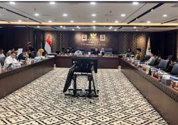 Komisi B DPRD DKI Jakarta bersama Badan Usaha Milik Daerah (BUMD) DKI Jakarta menggelar rapat kerja membahas Ranperda Pertanggungjawaban Pelaksanaan APBD (P2APBD) Tahun Anggaran 2025, Senin (15/6). Rapat dipimpin Ketua Komisi B Nova Harivan Paloh didampingi Koordinator Komisi B DPRD Basri Baco, dan Wakil Ketua Komisi B Wahyu Dewanto. Pada kesempatan itu, Nova meminta BUMD segera menertibkan dan pengamanan aset fasilitas sosial dan fasilitas umum (Fasos-Fasos). Pasalnya, masih terdapat aset Pemprov DKI yang dikuasai pihak ketiga tanpa izin dan kepastian hukum jelas. “Secara tegas kami akan menagih kewajiban penyerahan aset Fasos-Fasum,” ujar Nova di Gedung DPRD DKI Jakarta. Hadir dalam rapat tersebut, Anggota Komisi B Ade Suherman, Muhammad Taufik Zoelkifli, dan Jupiter. lalu, Asisten Perekonomian dan Keuangan Setda Provinsi DKI Jakarta Suharini Eliawati didampingi Kepala Badan Pembinaan Badan Usaha Milik Daerah (BPBUMD) DKI Jakarta Saefullah Hidayat. Para perwakilan dari 22 BUMD juga hadir dalam rapat tersebut. Yakni, Perumda Pembangunan Sarana Jaya, Perumda Air Minum Jaya, Perumda Pasar Jaya, Perumda. Dharma Jaya, Perumda. Paljaya, PT. MRT Jakarta, PT. Jakarta Propertindo, PT. Jakarta Tourisindo, PT. Food Station Tjipinang Jaya, dan PT. Transportasi Jakarta. Kemudian, PT. Bank DKI, PT. Pembangunan Jaya Ancol Tbk, PT. Pembangunan Jaya, PT. Kawasan Berikat Nusantara, PT. Asuransi Bangun Askrida Jakarta, PT. JIEP (Persero), PT. Jamkrida Jakarta, PT. JiExpo, PT. Graha Sahari Suryajaya, PT. Pakuan ,PT. Delta Jakarta, dan PT. Cemani Toka. Rapat itu mengacu pada Surat Undangan Nomor 671/UD.00.00 yang ditandatanganiKetua DPRD DKI Jakarta Suhud Alynudin. (apn/df)