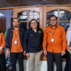 Badan Pusat Statistik (BPS) DKI Jakarta melaksanakan Sensus Ekonomi (SE) 2026 serentak di seluruh Indonesia. Petugas BPS juga mendatangi kediaman Ketua DPRD DKI Jakarta Suhud Alynudin di Koja, Jakarta Utara. Suhud menegaskan, seluruh lapisan masyarakat harus menyukseskan Sensus Ekonomi 2026. Termasuk pejabat publik dan pelaku usaha. Hasis sensus akan menjadi dasar bagi pemerintah menyusun berbagai kebijakan pembangunan. “Karena data yang akurat akan memastikan pembangunan presisi sesuai dengan realitas yang ada,” ujar Suhud, Selasa (16/6). Keterlibatan pejabat publik dalam sensus merupakan bentuk dukungan terhadap upaya pemerintah memperoleh data ekonomi yang akurat dan komprehensif. Keterbukaan data akan membantu pemerintah memahami kondisi ekonomi terkini. Sehingga kebijakan yang dihasilkan dapat lebih tepat sasaran. “Pemerintah bisa mengetahui dan mengukur sejauh mana data ekonomi kita yang sesungguhnya,” kata Suhud. Hasil Sensus Ekonomi 2026, lanjut dia, akan menjadi referensi strategi penyusunan kebijakan pembangunan dan penganggaran daerah agar lebih efektif. Termasuk perencanaan pembangunan di tahun 2027. “Data ini akan menjadi basis kita di dalam menentukan kebijakan,” ucap Suhud. DPRD DKI juga akan menggunakan data tersebut sebagai basis kebijakan pembuatan konsep anggaran, desain pembangunan, dan arah kebijakan Jakarta ke depan. Sementara itu, Kepala BPS DKI Jakarta Kadarmanto mengapresiasi partisipasi ketua DPRD DKI Jakarta dalam Sensus Ekonomi 2026. Keterlibatan tokoh publik dapat menjadi contoh bagi masyarakat dan pelaku usaha. Dengan begitu, turut berpartisipasi dalam pendataan. “Sehingga kita mendapatkan data yang akurat,” tutur Kadarmanto. Ia menegaskan, Sensus Ekonomi memiliki peran strategis bagi Jakarta sebagai pusat perekonomian nasional. Data yang terkumpul akan mendukung penyusunan berbagai indikator ekonomi. Memperkuat daya saing Jakarta sebagai kota global. “Untuk mendukung Jakarta sebagai kota global,” kata Kadarmanto. Pelaksanaan Sensus Ekonomi 2026 dimulai pada 15 Juni hingga 31 Agustus 2026. BPS menargetkan, hasil awal pendataan tersedia pada akhir tahun. “Diharapkan Desember sudah ada hasilnya,” ungkap Kadarmanto. Pada kesempatan yang sama, Kepala BPS Kota Jakarta Utara Theresia Parwati menjelaskan, menyediakan mekanisme pendataan daring melalui Program Ngibar. “Ngibar itu adalah pendataan secara online yang dilakukan oleh perusahaan-perusahaan,” terang Theresia. (gie/df)