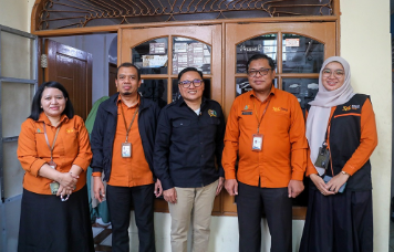 Badan Pusat Statistik (BPS) DKI Jakarta melaksanakan Sensus Ekonomi (SE) 2026 serentak di seluruh Indonesia. Petugas BPS juga mendatangi kediaman Ketua DPRD DKI Jakarta Suhud Alynudin di Koja, Jakarta Utara. Suhud menegaskan, seluruh lapisan masyarakat harus menyukseskan Sensus Ekonomi 2026. Termasuk pejabat publik dan pelaku usaha. Hasis sensus akan menjadi dasar bagi pemerintah menyusun berbagai kebijakan pembangunan. “Karena data yang akurat akan memastikan pembangunan presisi sesuai dengan realitas yang ada,” ujar Suhud, Selasa (16/6). Keterlibatan pejabat publik dalam sensus merupakan bentuk dukungan terhadap upaya pemerintah memperoleh data ekonomi yang akurat dan komprehensif. Keterbukaan data akan membantu pemerintah memahami kondisi ekonomi terkini. Sehingga kebijakan yang dihasilkan dapat lebih tepat sasaran. “Pemerintah bisa mengetahui dan mengukur sejauh mana data ekonomi kita yang sesungguhnya,” kata Suhud. Hasil Sensus Ekonomi 2026, lanjut dia, akan menjadi referensi strategi penyusunan kebijakan pembangunan dan penganggaran daerah agar lebih efektif. Termasuk perencanaan pembangunan di tahun 2027. “Data ini akan menjadi basis kita di dalam menentukan kebijakan,” ucap Suhud. DPRD DKI juga akan menggunakan data tersebut sebagai basis kebijakan pembuatan konsep anggaran, desain pembangunan, dan arah kebijakan Jakarta ke depan. Sementara itu, Kepala BPS DKI Jakarta Kadarmanto mengapresiasi partisipasi ketua DPRD DKI Jakarta dalam Sensus Ekonomi 2026. Keterlibatan tokoh publik dapat menjadi contoh bagi masyarakat dan pelaku usaha. Dengan begitu, turut berpartisipasi dalam pendataan. “Sehingga kita mendapatkan data yang akurat,” tutur Kadarmanto. Ia menegaskan, Sensus Ekonomi memiliki peran strategis bagi Jakarta sebagai pusat perekonomian nasional. Data yang terkumpul akan mendukung penyusunan berbagai indikator ekonomi. Memperkuat daya saing Jakarta sebagai kota global. “Untuk mendukung Jakarta sebagai kota global,” kata Kadarmanto. Pelaksanaan Sensus Ekonomi 2026 dimulai pada 15 Juni hingga 31 Agustus 2026. BPS menargetkan, hasil awal pendataan tersedia pada akhir tahun. “Diharapkan Desember sudah ada hasilnya,” ungkap Kadarmanto. Pada kesempatan yang sama, Kepala BPS Kota Jakarta Utara Theresia Parwati menjelaskan, menyediakan mekanisme pendataan daring melalui Program Ngibar. “Ngibar itu adalah pendataan secara online yang dilakukan oleh perusahaan-perusahaan,” terang Theresia. (gie/df)