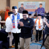 Ketua DPRD DKI Jakarta Suhud Alynudin berharap, Badan Musyawarah (Bamus) Betawi memperkuat peran dalam pembangunan Jakarta. Sekaligus, menjaga kelestarian Budaya Betawi di tengah transformasi Jakarta menuju kota global. Demikian ungkap Suhud usai menghadiri Rapat Kerja Nasional (Rakernas) II Bamus Betawi di Hotel Acacia, Jakarta Pusat, Selasa (16/6). Hadir pula pada kesempatan itu, Anggota DPRD DKI Jakarta sekaligus Ketua Umum Bamus Betawi Riano P. Ahmad dan Kepala Badan Kesatuan Bangsa dan Politik (Kesbangpol) DKI Jakarta Muhamad Matsani. Suhud mengapresiasi penyelenggaraan Rakernas II Bamus Betawi. Harapannya, forum tersebut mampu menghasilkan program-program kerja yang bermanfaat bagi masyarakat, serta pembangunan Jakarta. “Menghasilkan hasil ataupun rencana-rencana kerja yang baik bagi pembangunan di Jakarta dan khusus untuk warga Betawi, pengembangan budaya dan kultur Betawi,” ujar Suhud. Menurut dia, Bamus Betawi punya peran strategis menyongsong Jakarta sebagai kota global. Sebagai masyarakat asli Jakarta, warga Betawi harus tetap menjadi bagian penting dalam pembangunan. Tidak tersisih dari berbagai peluang yang muncul, seiring perkembangan kota. “Jangan sampai warga Betawi atau suku Betawi menjadi kelompok atau masyarakat yang terpinggirkan, tidak berperan,” kata Suhud. Ia menilai, Bamus Betawi dapat menjadi akselerator pembangunan. Sekaligus, wadah pengembangan budaya Betawi. Sehingga, mampu mendorong peningkatan kualitas sumber daya manusia masyarakat Betawi. Terutama di bidang pendidikan. Peningkatan kualitas sumber daya manusia, lanjut Suhud, menjadi faktor penting. Dengan begitu, masyarakat Betawi mampu beradaptasi dan bersaing di era Jakarta sebagai kota global. Suhud juga menyatakan, DPRD DKI Jakarta siap menjembatani, memfasilitasi, serta mendorong peran Bamus Betawi sebagai organisasi kemasyarakatan yang berkontribusi dalam pembangunan daerah. (yla/df)