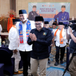 Ketua DPRD DKI Jakarta Suhud Alynudin berharap, Badan Musyawarah (Bamus) Betawi memperkuat peran dalam pembangunan Jakarta. Sekaligus, menjaga kelestarian Budaya Betawi di tengah transformasi Jakarta menuju kota global. Demikian ungkap Suhud usai menghadiri Rapat Kerja Nasional (Rakernas) II Bamus Betawi di Hotel Acacia, Jakarta Pusat, Selasa (16/6). Hadir pula pada kesempatan itu, Anggota DPRD DKI Jakarta sekaligus Ketua Umum Bamus Betawi Riano P. Ahmad dan Kepala Badan Kesatuan Bangsa dan Politik (Kesbangpol) DKI Jakarta Muhamad Matsani. Suhud mengapresiasi penyelenggaraan Rakernas II Bamus Betawi. Harapannya, forum tersebut mampu menghasilkan program-program kerja yang bermanfaat bagi masyarakat, serta pembangunan Jakarta. “Menghasilkan hasil ataupun rencana-rencana kerja yang baik bagi pembangunan di Jakarta dan khusus untuk warga Betawi, pengembangan budaya dan kultur Betawi,” ujar Suhud. Menurut dia, Bamus Betawi punya peran strategis menyongsong Jakarta sebagai kota global. Sebagai masyarakat asli Jakarta, warga Betawi harus tetap menjadi bagian penting dalam pembangunan. Tidak tersisih dari berbagai peluang yang muncul, seiring perkembangan kota. “Jangan sampai warga Betawi atau suku Betawi menjadi kelompok atau masyarakat yang terpinggirkan, tidak berperan,” kata Suhud. Ia menilai, Bamus Betawi dapat menjadi akselerator pembangunan. Sekaligus, wadah pengembangan budaya Betawi. Sehingga, mampu mendorong peningkatan kualitas sumber daya manusia masyarakat Betawi. Terutama di bidang pendidikan. Peningkatan kualitas sumber daya manusia, lanjut Suhud, menjadi faktor penting. Dengan begitu, masyarakat Betawi mampu beradaptasi dan bersaing di era Jakarta sebagai kota global. Suhud juga menyatakan, DPRD DKI Jakarta siap menjembatani, memfasilitasi, serta mendorong peran Bamus Betawi sebagai organisasi kemasyarakatan yang berkontribusi dalam pembangunan daerah. (yla/df)