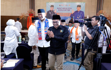 Ketua DPRD DKI Jakarta Suhud Alynudin berharap, Badan Musyawarah (Bamus) Betawi memperkuat peran dalam pembangunan Jakarta. Sekaligus, menjaga kelestarian Budaya Betawi di tengah transformasi Jakarta menuju kota global. Demikian ungkap Suhud usai menghadiri Rapat Kerja Nasional (Rakernas) II Bamus Betawi di Hotel Acacia, Jakarta Pusat, Selasa (16/6). Hadir pula pada kesempatan itu, Anggota DPRD DKI Jakarta sekaligus Ketua Umum Bamus Betawi Riano P. Ahmad dan Kepala Badan Kesatuan Bangsa dan Politik (Kesbangpol) DKI Jakarta Muhamad Matsani. Suhud mengapresiasi penyelenggaraan Rakernas II Bamus Betawi. Harapannya, forum tersebut mampu menghasilkan program-program kerja yang bermanfaat bagi masyarakat, serta pembangunan Jakarta. “Menghasilkan hasil ataupun rencana-rencana kerja yang baik bagi pembangunan di Jakarta dan khusus untuk warga Betawi, pengembangan budaya dan kultur Betawi,” ujar Suhud. Menurut dia, Bamus Betawi punya peran strategis menyongsong Jakarta sebagai kota global. Sebagai masyarakat asli Jakarta, warga Betawi harus tetap menjadi bagian penting dalam pembangunan. Tidak tersisih dari berbagai peluang yang muncul, seiring perkembangan kota. “Jangan sampai warga Betawi atau suku Betawi menjadi kelompok atau masyarakat yang terpinggirkan, tidak berperan,” kata Suhud. Ia menilai, Bamus Betawi dapat menjadi akselerator pembangunan. Sekaligus, wadah pengembangan budaya Betawi. Sehingga, mampu mendorong peningkatan kualitas sumber daya manusia masyarakat Betawi. Terutama di bidang pendidikan. Peningkatan kualitas sumber daya manusia, lanjut Suhud, menjadi faktor penting. Dengan begitu, masyarakat Betawi mampu beradaptasi dan bersaing di era Jakarta sebagai kota global. Suhud juga menyatakan, DPRD DKI Jakarta siap menjembatani, memfasilitasi, serta mendorong peran Bamus Betawi sebagai organisasi kemasyarakatan yang berkontribusi dalam pembangunan daerah. (yla/df)