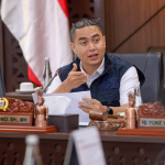 Komisi D DPRD DKI Jakarta mendorong Dinas Bina Marga DKI Jakarta untuk memprioritaskan pemenuhan kebutuhan infrastruktur dasar masyarakat dalam penyusunan dan pelaksanaan anggaran. Hal itu terungkap dalam rapat kerja Komisi D bersama eksekutif membahas Rancangan Peraturan Daerah (Ranperda) Pertanggungjawaban Pelaksanaan APBD (P2APBD) Tahun Anggaran 2025 di Gedung DPRD DKI Jakarta, Kamis (18/6). Wakil Ketua DPRD DKI Jakarta Wibi Andrino yang juga koordinator Komisi D menegaskan, program-program yang berkaitan langsung dengan kebutuhan masyarakat tidak boleh terabaikan akibat keterbatasan anggaran. Pelaksanaan program pun tidak boleh lambat. Pemenuhan infrastruktur dimaksud yakni, perbaikan jalan lingkungan, pengaspalan jalan, dan penerangan jalan umum (PJU). Wakil Ketua DPRD DKI Jakarta Wibi Andrino. (dok.ddjp) “Jangan sampai hal-hal yang mendasar yang dibutuhkan masyarakat gak ada duitnya (anggaran). Terus lambat,” ujar Wibi. Sebagai kota yang tengah bertransformasi menjadi kota global, lanjut dia, Jakarta harus berfokus pada pembangunan infrastruktur yang lebih berorientasi pada kenyamanan dan keselamatan warga. Khususnya pejalan kaki. Karena itu, Wibi meminta Dinas Bina Marga punya target jelas. Pembangunan trotoar sangat penting untuk mewujudkan Jakarta sebagai kota yang ramah bagi pejalan kaki. Menurut dia, Pemprov DKI harus memastikan pemenuhan kebutuhan dasar masyarakat sebelum membahas konsep-konsep pembangunan kota yang lebih kompleks. “Isu pejalan kaki. Isu jalan berlobang. Isu jembatan dan kemacetan. Karena ini aspirasi mendasar dari teman-teman,” kata Wibi. Sementara itu, Anggota Komisi D Matnoor Tindoan menyoroti masih ada ruas jalan yang belum dilengkapi trotoar dan sarana pengaman bagi pengguna jalan. Anggota Komisi D DPRD DKI Jakarta Matnoor Tindoan. (dok.ddjp) Kondisi demikian berpotensi membahayakan masyarakat. Terutama pada ruas jalan yang berbatasan langsung dengan sungai atau saluran air. Perlu pembatas yang aman. “Supaya tidak membahayakan warga,” kata dia. Untuk itu, ia meminta Dinas Bina Marga memperhatikan pembangunan fasilitas keselamatan jalan. Seperti trotoar maupun pagar pengaman. Terutama di lokasi-lokasi yang berisiko. Sehingga, masyarakat tetap aman beraktivitas di ruang publik. “Nah, ini kan tugas kita,” tukas Matnoor. (yla/df)