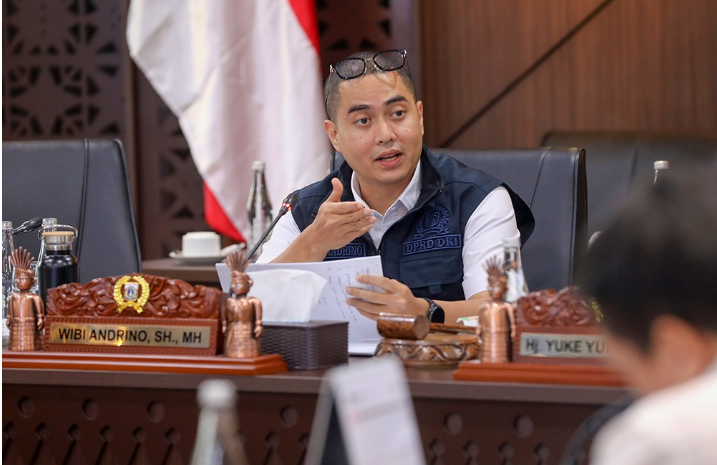 Komisi D DPRD DKI Jakarta mendorong Dinas Bina Marga DKI Jakarta untuk memprioritaskan pemenuhan kebutuhan infrastruktur dasar masyarakat dalam penyusunan dan pelaksanaan anggaran. Hal itu terungkap dalam rapat kerja Komisi D bersama eksekutif membahas Rancangan Peraturan Daerah (Ranperda) Pertanggungjawaban Pelaksanaan APBD (P2APBD) Tahun Anggaran 2025 di Gedung DPRD DKI Jakarta, Kamis (18/6). Wakil Ketua DPRD DKI Jakarta Wibi Andrino yang juga koordinator Komisi D menegaskan, program-program yang berkaitan langsung dengan kebutuhan masyarakat tidak boleh terabaikan akibat keterbatasan anggaran. Pelaksanaan program pun tidak boleh lambat. Pemenuhan infrastruktur dimaksud yakni, perbaikan jalan lingkungan, pengaspalan jalan, dan penerangan jalan umum (PJU). Wakil Ketua DPRD DKI Jakarta Wibi Andrino. (dok.ddjp) “Jangan sampai hal-hal yang mendasar yang dibutuhkan masyarakat gak ada duitnya (anggaran). Terus lambat,” ujar Wibi. Sebagai kota yang tengah bertransformasi menjadi kota global, lanjut dia, Jakarta harus berfokus pada pembangunan infrastruktur yang lebih berorientasi pada kenyamanan dan keselamatan warga. Khususnya pejalan kaki. Karena itu, Wibi meminta Dinas Bina Marga punya target jelas. Pembangunan trotoar sangat penting untuk mewujudkan Jakarta sebagai kota yang ramah bagi pejalan kaki. Menurut dia, Pemprov DKI harus memastikan pemenuhan kebutuhan dasar masyarakat sebelum membahas konsep-konsep pembangunan kota yang lebih kompleks. “Isu pejalan kaki. Isu jalan berlobang. Isu jembatan dan kemacetan. Karena ini aspirasi mendasar dari teman-teman,” kata Wibi. Sementara itu, Anggota Komisi D Matnoor Tindoan menyoroti masih ada ruas jalan yang belum dilengkapi trotoar dan sarana pengaman bagi pengguna jalan. Anggota Komisi D DPRD DKI Jakarta Matnoor Tindoan. (dok.ddjp) Kondisi demikian berpotensi membahayakan masyarakat. Terutama pada ruas jalan yang berbatasan langsung dengan sungai atau saluran air. Perlu pembatas yang aman. “Supaya tidak membahayakan warga,” kata dia. Untuk itu, ia meminta Dinas Bina Marga memperhatikan pembangunan fasilitas keselamatan jalan. Seperti trotoar maupun pagar pengaman. Terutama di lokasi-lokasi yang berisiko. Sehingga, masyarakat tetap aman beraktivitas di ruang publik. “Nah, ini kan tugas kita,” tukas Matnoor. (yla/df)