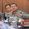 Komisi D DPRD DKI Jakarta menyoroti aktivitas bongkar muat gerobak motor (germor) di kawasan Jeruk Purut. Pasalnya, aktivitas yang berlangsung di lokasi tersebut kerap menimbulkan gangguan lingkungan sekitar. Bahkan, sering menjadi penyebab kemacetan lalu lintas. Demikian tegas Sekretaris Komisi D Habib Muhammad bin Salim Alatas dalam rapat kerja pembahasan Rancangan Peraturan Daerah (Ranperda) Pertanggungjawaban Pelaksanaan APBD (P2APBD) Tahun Anggaran 2025 bersama jajaran eksekutif di Gedung DPRD DKI Jakarta, Kamis (18/6). Habib mengungkapkan, menerima keluhan warga saat kegiatan reses di wilayah sekitar Tempat Pemakaman Umum (TPU) Jeruk Purut. Keluhan tersebut berkaitan dengan aktivitas bongkar muat Germor di pinggir jalan. Operasional angkutan sampah itu menimbulkan bau tidak sedap dari air lindi sampah. Menurut Habib, kondisi tersebut membuat warga tidak nyaman. “Kebetulan kemarin saya, lagi reses di daerah sana juga, itu yang di depan Jeruk Purut itu kan lagi bongkar kuat, bongkar muat, Germor. Di pinggir jalan, makam Jeruk Purut,” beber dia. Ia menilai, perlu solusi jangka panjang mengatasi persoalan tersebut. Satu di antaranya dengan mencari lokasi alternatif yang lebih layak untuk aktivitas bongkar muat armada pengangkut sampah. Sehingga, tidak mengganggu masyarakat maupun pengguna jalan. Karena itu, perlu relokasi untuk aktivitas tersebut. Koordinasi lintas perangkat daerah, seperti pengelola aset daerah, perlu mencari lokasi yang representatif. Komisi D berharap, Dinas Lingkungan Hidup DKI Jakarta mengevaluasi lokasi dan mekanisme operasional bongkar muat armada pengangkut sampah. Dengan begitu, pelayanan persampahan tetap berjalan optimal. Tidak menimbulkan dampak negatif bagi lingkungan dan masyarakat sekitar. “Air lindinya, bongkar muatnya, karena di pinggir jalan banget,” pungkas Habib. (yla/df)