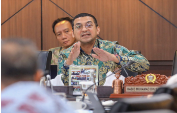 Komisi D DPRD DKI Jakarta menyoroti aktivitas bongkar muat gerobak motor (germor) di kawasan Jeruk Purut. Pasalnya, aktivitas yang berlangsung di lokasi tersebut kerap menimbulkan gangguan lingkungan sekitar. Bahkan, sering menjadi penyebab kemacetan lalu lintas. Demikian tegas Sekretaris Komisi D Habib Muhammad bin Salim Alatas dalam rapat kerja pembahasan Rancangan Peraturan Daerah (Ranperda) Pertanggungjawaban Pelaksanaan APBD (P2APBD) Tahun Anggaran 2025 bersama jajaran eksekutif di Gedung DPRD DKI Jakarta, Kamis (18/6). Habib mengungkapkan, menerima keluhan warga saat kegiatan reses di wilayah sekitar Tempat Pemakaman Umum (TPU) Jeruk Purut. Keluhan tersebut berkaitan dengan aktivitas bongkar muat Germor di pinggir jalan. Operasional angkutan sampah itu menimbulkan bau tidak sedap dari air lindi sampah. Menurut Habib, kondisi tersebut membuat warga tidak nyaman. “Kebetulan kemarin saya, lagi reses di daerah sana juga, itu yang di depan Jeruk Purut itu kan lagi bongkar kuat, bongkar muat, Germor. Di pinggir jalan, makam Jeruk Purut,” beber dia. Ia menilai, perlu solusi jangka panjang mengatasi persoalan tersebut. Satu di antaranya dengan mencari lokasi alternatif yang lebih layak untuk aktivitas bongkar muat armada pengangkut sampah. Sehingga, tidak mengganggu masyarakat maupun pengguna jalan. Karena itu, perlu relokasi untuk aktivitas tersebut. Koordinasi lintas perangkat daerah, seperti pengelola aset daerah, perlu mencari lokasi yang representatif. Komisi D berharap, Dinas Lingkungan Hidup DKI Jakarta mengevaluasi lokasi dan mekanisme operasional bongkar muat armada pengangkut sampah. Dengan begitu, pelayanan persampahan tetap berjalan optimal. Tidak menimbulkan dampak negatif bagi lingkungan dan masyarakat sekitar. “Air lindinya, bongkar muatnya, karena di pinggir jalan banget,” pungkas Habib. (yla/df)