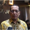 Komisi C DPRD DKI Jakarta memberikan sejumlah catatan dalam rapat pembahasan Rancangan Peraturan Daerah (Raperda) Pertanggungjawaban Pelaksanaan APBD (P2 APBD) Tahun Anggaran 2025, Kamis (18/6). Catatan tersebut antara lain, optimalisasi pendapatan daerah dan percepatan tindak lanjut rekomendasi hasil pemeriksaan Badan Pemeriksa Keuangan (BPK). Sekretaris Komisi C Ismail mengatakan, realisasi pendapatan daerah pada APBD 2025 berdasarkan hasil audit belum mencapai target. “Secara umum, kalau kita lihat dari postur APBD 2025 audited, di penerimaan memang tidak achieve,” ujar Ismail. Sekretaris Komisi C DPRD DKI Jakarta Ismail. (dok.ddjp) Menurut dia, target pendapatan belum tercapai akibat realisasi beberapa sumber pajak masih di bawah target. Yaitu, pajak bahan bakar kendaraan bermotor, pajak rokok, pajak reklame, dan pajak Bea Perolehan Hak atas Tanah dan Bangunan (BPHTB). Terkait pajak bahan bakar, kendaraan bermotor, dan rokok, kata Ismail, persoalan yang berlangsung cukup lama. Sebab, mekanisme penghitungan oleh pemerintah pusat, sebelum disalurkan kepada pemerintah daerah. “Permasalahan klasiknya adalah belum transparannya penghitungannya. Angka sebenarnya ini riilnya berapa,” kata Ismail. Sementara itu, target pajak reklame belum tercapai karena pengaruh pergeseran media promosi dari reklame konvensional ke platform digital. Kondisi tersebut menyebabkan sebagian potensi penerimaan daerah beralih ke jenis pajak yang menjadi kewenangan pemerintah pusat. Karena itu, Komisi C mendorong kajian untuk mencari peluang optimalisasi pendapatan dari sektor reklame digital. Termasuk kemungkinan penyusunan regulasi. “Jika memang dibutuhkan regulasi, maka itu bisa kita diskusikan,” tutur Ismail. Untuk BPHTB, terdapat dua faktor utama yang mempengaruhi realisasi penerimaan. Yakni, kondisi sektor properti yang masih melambat dan kebijakan insentif dalam Peraturan Daerah Nomor 1 Tahun 2024. Pada pembahasan itu, mengemuka usulan mengkaji kembali sejumlah ketentuan dalam Perda tersebut. Menyesuaikan dengan kebutuhan optimalisasi penerimaan daerah. Selain persoalan pendapatan, Komisi C juga menyoroti tindak lanjut rekomendasi BPK. Memperkuat tata kelola pemerintahan yang baik atau good governance. “Ini kan secara umum kita lihat sebagai cerminan dari good governance kita,” kata Ismail. Ia mengapresiasi capaian perangkat daerah yang sebagian besar telah menindaklanjuti rekomendasi BPK dengan progres di atas 70 persen. Namun, Komisi C meminta agar rekomendasi yang masih tersisa dapat segera selesai. “Tinggal bagaimana ini dikejar, dituntaskan sehingga paling tidak, secara good governance kita memenuhi persyaratan,” kata Ismail. Ia menegaskan, tindak lanjut rekomendasi BPK bertujuan memenuhi kewajiban administrasi. Termasuk menjadi bahan evaluasi memperbaiki pengelolaan keuangan daerah pada tahun berikutnya. “Agar temuan-temuan tersebut tidak terjadi lagi,” pungkas Ismail. (gie/df)