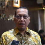 Komisi C DPRD DKI Jakarta memberikan sejumlah catatan dalam rapat pembahasan Rancangan Peraturan Daerah (Raperda) Pertanggungjawaban Pelaksanaan APBD (P2 APBD) Tahun Anggaran 2025, Kamis (18/6). Catatan tersebut antara lain, optimalisasi pendapatan daerah dan percepatan tindak lanjut rekomendasi hasil pemeriksaan Badan Pemeriksa Keuangan (BPK). Sekretaris Komisi C Ismail mengatakan, realisasi pendapatan daerah pada APBD 2025 berdasarkan hasil audit belum mencapai target. “Secara umum, kalau kita lihat dari postur APBD 2025 audited, di penerimaan memang tidak achieve,” ujar Ismail. Sekretaris Komisi C DPRD DKI Jakarta Ismail. (dok.ddjp) Menurut dia, target pendapatan belum tercapai akibat realisasi beberapa sumber pajak masih di bawah target. Yaitu, pajak bahan bakar kendaraan bermotor, pajak rokok, pajak reklame, dan pajak Bea Perolehan Hak atas Tanah dan Bangunan (BPHTB). Terkait pajak bahan bakar, kendaraan bermotor, dan rokok, kata Ismail, persoalan yang berlangsung cukup lama. Sebab, mekanisme penghitungan oleh pemerintah pusat, sebelum disalurkan kepada pemerintah daerah. “Permasalahan klasiknya adalah belum transparannya penghitungannya. Angka sebenarnya ini riilnya berapa,” kata Ismail. Sementara itu, target pajak reklame belum tercapai karena pengaruh pergeseran media promosi dari reklame konvensional ke platform digital. Kondisi tersebut menyebabkan sebagian potensi penerimaan daerah beralih ke jenis pajak yang menjadi kewenangan pemerintah pusat. Karena itu, Komisi C mendorong kajian untuk mencari peluang optimalisasi pendapatan dari sektor reklame digital. Termasuk kemungkinan penyusunan regulasi. “Jika memang dibutuhkan regulasi, maka itu bisa kita diskusikan,” tutur Ismail. Untuk BPHTB, terdapat dua faktor utama yang mempengaruhi realisasi penerimaan. Yakni, kondisi sektor properti yang masih melambat dan kebijakan insentif dalam Peraturan Daerah Nomor 1 Tahun 2024. Pada pembahasan itu, mengemuka usulan mengkaji kembali sejumlah ketentuan dalam Perda tersebut. Menyesuaikan dengan kebutuhan optimalisasi penerimaan daerah. Selain persoalan pendapatan, Komisi C juga menyoroti tindak lanjut rekomendasi BPK. Memperkuat tata kelola pemerintahan yang baik atau good governance. “Ini kan secara umum kita lihat sebagai cerminan dari good governance kita,” kata Ismail. Ia mengapresiasi capaian perangkat daerah yang sebagian besar telah menindaklanjuti rekomendasi BPK dengan progres di atas 70 persen. Namun, Komisi C meminta agar rekomendasi yang masih tersisa dapat segera selesai. “Tinggal bagaimana ini dikejar, dituntaskan sehingga paling tidak, secara good governance kita memenuhi persyaratan,” kata Ismail. Ia menegaskan, tindak lanjut rekomendasi BPK bertujuan memenuhi kewajiban administrasi. Termasuk menjadi bahan evaluasi memperbaiki pengelolaan keuangan daerah pada tahun berikutnya. “Agar temuan-temuan tersebut tidak terjadi lagi,” pungkas Ismail. (gie/df)