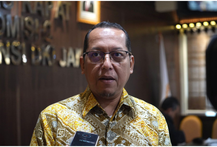 Komisi C DPRD DKI Jakarta memberikan sejumlah catatan dalam rapat pembahasan Rancangan Peraturan Daerah (Raperda) Pertanggungjawaban Pelaksanaan APBD (P2 APBD) Tahun Anggaran 2025, Kamis (18/6). Catatan tersebut antara lain, optimalisasi pendapatan daerah dan percepatan tindak lanjut rekomendasi hasil pemeriksaan Badan Pemeriksa Keuangan (BPK). Sekretaris Komisi C Ismail mengatakan, realisasi pendapatan daerah pada APBD 2025 berdasarkan hasil audit belum mencapai target. “Secara umum, kalau kita lihat dari postur APBD 2025 audited, di penerimaan memang tidak achieve,” ujar Ismail. Sekretaris Komisi C DPRD DKI Jakarta Ismail. (dok.ddjp) Menurut dia, target pendapatan belum tercapai akibat realisasi beberapa sumber pajak masih di bawah target. Yaitu, pajak bahan bakar kendaraan bermotor, pajak rokok, pajak reklame, dan pajak Bea Perolehan Hak atas Tanah dan Bangunan (BPHTB). Terkait pajak bahan bakar, kendaraan bermotor, dan rokok, kata Ismail, persoalan yang berlangsung cukup lama. Sebab, mekanisme penghitungan oleh pemerintah pusat, sebelum disalurkan kepada pemerintah daerah. “Permasalahan klasiknya adalah belum transparannya penghitungannya. Angka sebenarnya ini riilnya berapa,” kata Ismail. Sementara itu, target pajak reklame belum tercapai karena pengaruh pergeseran media promosi dari reklame konvensional ke platform digital. Kondisi tersebut menyebabkan sebagian potensi penerimaan daerah beralih ke jenis pajak yang menjadi kewenangan pemerintah pusat. Karena itu, Komisi C mendorong kajian untuk mencari peluang optimalisasi pendapatan dari sektor reklame digital. Termasuk kemungkinan penyusunan regulasi. “Jika memang dibutuhkan regulasi, maka itu bisa kita diskusikan,” tutur Ismail. Untuk BPHTB, terdapat dua faktor utama yang mempengaruhi realisasi penerimaan. Yakni, kondisi sektor properti yang masih melambat dan kebijakan insentif dalam Peraturan Daerah Nomor 1 Tahun 2024. Pada pembahasan itu, mengemuka usulan mengkaji kembali sejumlah ketentuan dalam Perda tersebut. Menyesuaikan dengan kebutuhan optimalisasi penerimaan daerah. Selain persoalan pendapatan, Komisi C juga menyoroti tindak lanjut rekomendasi BPK. Memperkuat tata kelola pemerintahan yang baik atau good governance. “Ini kan secara umum kita lihat sebagai cerminan dari good governance kita,” kata Ismail. Ia mengapresiasi capaian perangkat daerah yang sebagian besar telah menindaklanjuti rekomendasi BPK dengan progres di atas 70 persen. Namun, Komisi C meminta agar rekomendasi yang masih tersisa dapat segera selesai. “Tinggal bagaimana ini dikejar, dituntaskan sehingga paling tidak, secara good governance kita memenuhi persyaratan,” kata Ismail. Ia menegaskan, tindak lanjut rekomendasi BPK bertujuan memenuhi kewajiban administrasi. Termasuk menjadi bahan evaluasi memperbaiki pengelolaan keuangan daerah pada tahun berikutnya. “Agar temuan-temuan tersebut tidak terjadi lagi,” pungkas Ismail. (gie/df)