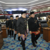 Perkuat Fondasi menuju Kota Global June 22, 2026 5:46 pm Peringatan Hari Ulang Tahun (HUT) ke-499 Kota Jakarta menjadi momentum penting memperkuat fondasi pembangunan menuju kota global yang modern, maju, dan berkelanjutan. Harapan itu disampaikan Ketua DPRD DKI Jakarta Suhud Alynudin di usia Jakarta yang satu langkah lagi menginjak lima abad. “Hari ini kita melaksanakan HUT Kota Jakarta, menyongsong Jakarta menuju kota global,” ujar Suhud, Senin (22/6). Menurut dia, Jakarta harus memiliki kesiapan menyeluruh, mulai dari infrastruktur, sumber daya manusia, hingga perangkat pendukung lainnya. Karena itu, seluruh elemen masyarakat harus memanfaatkan momentum HUT ke-499 untuk memperkuat berbagai aspek pembangunan. “Diharapkan nanti ketika di usia 500 tahun, Jakarta siap untuk take off, siap untuk terbang menjadi kota global,” kata Suhud. Jakarta saat ini tengah menyiapkan fondasi kokoh untuk menjadi kota modern yang menjunjung tinggi prinsip keberlanjutan lingkungan. Suhud berharap, capaian yang telah diraih dapat terus diperkuat melalui peningkatan kinerja pemerintah dan dukungan masyarakat. “Jakarta sedang mempersiapkan fondasi yang kokoh untuk menjadi kota modern, kota yang maju, dan kota yang berperadaban tinggi,” ungkap Suhud. Selain itu, prestasi Jakarta di bidang olahraga terus meningkat. Trrmasuk target menjadi juara pada ajang Pekan Olahraga Nasional (PON). “Kalau pembinaannya semakin baik, maka Insyaallah kita bisa meraih juara pekan olahraga,” ucap Suhud. Di kesempatan yang sama, Wakil Gubernur Rano Karno menyampaikan, satu tahun lagi Jakarta akan memasuki usia lima abad. Sebuah tonggak sejarah yang harus dimaknai sebagai langkah menyiapkan masa depan kota yang lebih baik. “Momentum menuju lima Abad Jakarta harus menjadi titik tolak bagi kita semua untuk menyiapkan masa depan kota dengan lebih sungguh-sungguh,” kata Rano. Ia menegaskan, visi Jakarta sebagai kota global dan berbudaya yaitu, kota yang mampu bersaing di tingkat dunia tanpa meninggalkan akar sejarah dan identitas budayanya. Harapannya, Jakarta menjadi kota yang inklusif dan berkeadilan. Memberikan kesempatan yang setara bagi seluruh warga. Menurut Rano, kemajuan Jakarta tidak hanya diukur dari pembangunan fisik, tetapi juga dari kualitas hidup masyarakat, rasa aman, serta hadirnya harapan bagi seluruh warga. “Jakarta yang terbuka bagi dunia, tetapi tetap setia pada budayanya. Jakarta yang kuat secara ekonomi, tetapi tetap hangat dalam kemanusiaannya. Jakarta yang maju dalam teknologi, tetapi tidak kehilangan gotong royong sebagai jiwanya,” tutur Rano. Sementara itu, Direktur Jenderal Politik dan Pemerintahan Umum Kementerian Dalam Negeri RI Akmal Malik menekankan, pembangunan Jakarta harus berjalan seiring dengan penguatan aspek sosial, politik, ekonomi, dan budaya. “Keberhasilan pembangunan harus berjalan beriringan dengan berbagai aspek sosial, politik, ekonomi, dan budaya,” kata Akmal. Ia berharap, Jakarta tidak hanya menjadi kota yang maju secara ekonomi, tetapi juga harmonis, tangguh, serta mampu memberikan kualitas hidup yang semakin baik bagi seluruh warganya. (gie/df)