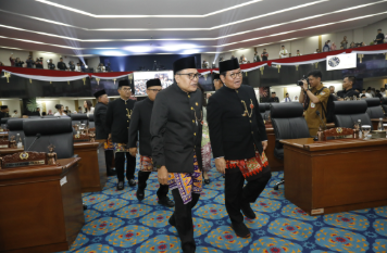 Perkuat Fondasi menuju Kota Global June 22, 2026 5:46 pm Peringatan Hari Ulang Tahun (HUT) ke-499 Kota Jakarta menjadi momentum penting memperkuat fondasi pembangunan menuju kota global yang modern, maju, dan berkelanjutan. Harapan itu disampaikan Ketua DPRD DKI Jakarta Suhud Alynudin di usia Jakarta yang satu langkah lagi menginjak lima abad. “Hari ini kita melaksanakan HUT Kota Jakarta, menyongsong Jakarta menuju kota global,” ujar Suhud, Senin (22/6). Menurut dia, Jakarta harus memiliki kesiapan menyeluruh, mulai dari infrastruktur, sumber daya manusia, hingga perangkat pendukung lainnya. Karena itu, seluruh elemen masyarakat harus memanfaatkan momentum HUT ke-499 untuk memperkuat berbagai aspek pembangunan. “Diharapkan nanti ketika di usia 500 tahun, Jakarta siap untuk take off, siap untuk terbang menjadi kota global,” kata Suhud. Jakarta saat ini tengah menyiapkan fondasi kokoh untuk menjadi kota modern yang menjunjung tinggi prinsip keberlanjutan lingkungan. Suhud berharap, capaian yang telah diraih dapat terus diperkuat melalui peningkatan kinerja pemerintah dan dukungan masyarakat. “Jakarta sedang mempersiapkan fondasi yang kokoh untuk menjadi kota modern, kota yang maju, dan kota yang berperadaban tinggi,” ungkap Suhud. Selain itu, prestasi Jakarta di bidang olahraga terus meningkat. Trrmasuk target menjadi juara pada ajang Pekan Olahraga Nasional (PON). “Kalau pembinaannya semakin baik, maka Insyaallah kita bisa meraih juara pekan olahraga,” ucap Suhud. Di kesempatan yang sama, Wakil Gubernur Rano Karno menyampaikan, satu tahun lagi Jakarta akan memasuki usia lima abad. Sebuah tonggak sejarah yang harus dimaknai sebagai langkah menyiapkan masa depan kota yang lebih baik. “Momentum menuju lima Abad Jakarta harus menjadi titik tolak bagi kita semua untuk menyiapkan masa depan kota dengan lebih sungguh-sungguh,” kata Rano. Ia menegaskan, visi Jakarta sebagai kota global dan berbudaya yaitu, kota yang mampu bersaing di tingkat dunia tanpa meninggalkan akar sejarah dan identitas budayanya. Harapannya, Jakarta menjadi kota yang inklusif dan berkeadilan. Memberikan kesempatan yang setara bagi seluruh warga. Menurut Rano, kemajuan Jakarta tidak hanya diukur dari pembangunan fisik, tetapi juga dari kualitas hidup masyarakat, rasa aman, serta hadirnya harapan bagi seluruh warga. “Jakarta yang terbuka bagi dunia, tetapi tetap setia pada budayanya. Jakarta yang kuat secara ekonomi, tetapi tetap hangat dalam kemanusiaannya. Jakarta yang maju dalam teknologi, tetapi tidak kehilangan gotong royong sebagai jiwanya,” tutur Rano. Sementara itu, Direktur Jenderal Politik dan Pemerintahan Umum Kementerian Dalam Negeri RI Akmal Malik menekankan, pembangunan Jakarta harus berjalan seiring dengan penguatan aspek sosial, politik, ekonomi, dan budaya. “Keberhasilan pembangunan harus berjalan beriringan dengan berbagai aspek sosial, politik, ekonomi, dan budaya,” kata Akmal. Ia berharap, Jakarta tidak hanya menjadi kota yang maju secara ekonomi, tetapi juga harmonis, tangguh, serta mampu memberikan kualitas hidup yang semakin baik bagi seluruh warganya. (gie/df)