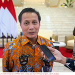Setwan BerSINERGI Perkuat Layanan Kedewanan June 4, 2026 3:42 pm Sekretariat dewan menggelar kegiatan Komunitas Pembelajar Setwan BerSINERGI di Lobi Gedung Lama DPRD DKI Jakarta, Kamis (4/6). Kegiatan itu mengangkat tema ‘Peran Setwan dalam Mendukung Fungsi Pembentukan Perda, Penganggaran, dan Pengawasan DPRD’. Agenda itu dihadiri Sekretaris DPRD DKI Jakarta Augustinus beserta jajaran. Hadir sebagai narasumber Kepala Bagian Produk Hukum dan Persidangan Nur Achmad, Kepala Subbagian Perencanaan dan Anggaran Ahmad Yuliadi, serta Kepala Bagian Umum Asril Pinayungan. Asril Pinayungan mengatakan, kegiatan Community of Practice (CoP) merupakan agenda wajib dari Badan Pengembangan Sumber Daya Manusia (BPSDM) yang harus dilaksanakan setiap Organisasi Perangkat Daerah (OPD). Kepala Bagian Umum Sekretariat DPRD DKI Jakarta Asril Pinayungan. (dok.ddjp) Setwan BerSINERGI menjadi ruang pembelajaran internal. Memperkuat pemahaman aparatur sekretariat dewan terhadap fungsi strategis DPRD. Satu di antaranya terkait dukungan terhadap Badan Pembentukan Peraturan Daerah (Bapemperda). Kini, proses pembentukan peraturan daerah (Perda) semakin terorganisasi melalui Bapemperda. Namun, efektivitas dukungan kerja tetap perlu semakin kuat agar proses pembahasan berjalan lebih optimal. “Dengan adanya Bapemperda, proses pembentukan Perda menjadi lebih terorganisasi. Ke depan semoga lebih bagus lagi,” terang Asril. Aparatur Sekretariat DPRD DKI memiliki peran penting memberikan pelayanan administratif, teknis, dan substansial kepada pimpinan serta anggota dewan. Karena itu, seluruh Aparatur Sipil Negara (ASN) perlu menjaga kualitas kerja dalam setiap tahapan dukungan terhadap fungsi pembentukan Perda, penganggaran, dan pengawasan. Ia juga mendorong aparatur muda di lingkungan Sekretariat DPRD untuk lebih aktif menghadirkan gagasan baru. Regenerasi sangat penting. Banyak pegawai senior akan memasuki masa purnatugas dalam beberapa tahun ke depan. “Teman-teman yang masih muda, silakan bantu Sekwan ini dengan ide-ide cemerlang. Di sini sebenarnya sudah kelihatan yang pintar-pintar,” kata Asril. Selain ASN, Asril juga berpesan kepada Tenaga Ahli Kelengkapan (TAK) dan Penyedia Jasa Lainnya Perorangan (PJLP) di lingkungan Sekretariat DPRD untuk terus mengembangkan kapasitas diri. Ia meminta seluruh pegawai tidak terjebak dalam zona nyaman. Harus berani mengambil peluang peningkatan karier. “Saya berpesan kepada teman-teman TA dan PJLP, jangan ada zona nyaman di Setwan. Kalau ada kegiatan atau kesempatan menjadi ASN, silakan ikut,” jelas Asril. Melalui kegiatan Setwan BerSINERGI, kualitas pelayanan terhadap pelaksanaan fungsi DPRD semakin efektif, adaptif, dan responsif terhadap kebutuhan kerja kedewanan. (all/df)