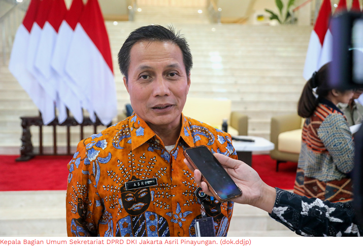Setwan BerSINERGI Perkuat Layanan Kedewanan June 4, 2026 3:42 pm Sekretariat dewan menggelar kegiatan Komunitas Pembelajar Setwan BerSINERGI di Lobi Gedung Lama DPRD DKI Jakarta, Kamis (4/6). Kegiatan itu mengangkat tema ‘Peran Setwan dalam Mendukung Fungsi Pembentukan Perda, Penganggaran, dan Pengawasan DPRD’. Agenda itu dihadiri Sekretaris DPRD DKI Jakarta Augustinus beserta jajaran. Hadir sebagai narasumber Kepala Bagian Produk Hukum dan Persidangan Nur Achmad, Kepala Subbagian Perencanaan dan Anggaran Ahmad Yuliadi, serta Kepala Bagian Umum Asril Pinayungan. Asril Pinayungan mengatakan, kegiatan Community of Practice (CoP) merupakan agenda wajib dari Badan Pengembangan Sumber Daya Manusia (BPSDM) yang harus dilaksanakan setiap Organisasi Perangkat Daerah (OPD). Kepala Bagian Umum Sekretariat DPRD DKI Jakarta Asril Pinayungan. (dok.ddjp) Setwan BerSINERGI menjadi ruang pembelajaran internal. Memperkuat pemahaman aparatur sekretariat dewan terhadap fungsi strategis DPRD. Satu di antaranya terkait dukungan terhadap Badan Pembentukan Peraturan Daerah (Bapemperda). Kini, proses pembentukan peraturan daerah (Perda) semakin terorganisasi melalui Bapemperda. Namun, efektivitas dukungan kerja tetap perlu semakin kuat agar proses pembahasan berjalan lebih optimal. “Dengan adanya Bapemperda, proses pembentukan Perda menjadi lebih terorganisasi. Ke depan semoga lebih bagus lagi,” terang Asril. Aparatur Sekretariat DPRD DKI memiliki peran penting memberikan pelayanan administratif, teknis, dan substansial kepada pimpinan serta anggota dewan. Karena itu, seluruh Aparatur Sipil Negara (ASN) perlu menjaga kualitas kerja dalam setiap tahapan dukungan terhadap fungsi pembentukan Perda, penganggaran, dan pengawasan. Ia juga mendorong aparatur muda di lingkungan Sekretariat DPRD untuk lebih aktif menghadirkan gagasan baru. Regenerasi sangat penting. Banyak pegawai senior akan memasuki masa purnatugas dalam beberapa tahun ke depan. “Teman-teman yang masih muda, silakan bantu Sekwan ini dengan ide-ide cemerlang. Di sini sebenarnya sudah kelihatan yang pintar-pintar,” kata Asril. Selain ASN, Asril juga berpesan kepada Tenaga Ahli Kelengkapan (TAK) dan Penyedia Jasa Lainnya Perorangan (PJLP) di lingkungan Sekretariat DPRD untuk terus mengembangkan kapasitas diri. Ia meminta seluruh pegawai tidak terjebak dalam zona nyaman. Harus berani mengambil peluang peningkatan karier. “Saya berpesan kepada teman-teman TA dan PJLP, jangan ada zona nyaman di Setwan. Kalau ada kegiatan atau kesempatan menjadi ASN, silakan ikut,” jelas Asril. Melalui kegiatan Setwan BerSINERGI, kualitas pelayanan terhadap pelaksanaan fungsi DPRD semakin efektif, adaptif, dan responsif terhadap kebutuhan kerja kedewanan. (all/df)