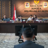 Komisi A DPRD DKI Jakarta melaksanakan uji kelayakan dan kepatutan (fit and proper test) terhadap para calon anggota Komisi Informasi Provinsi (KIP). Anggota Komisi A Manuara Siahaan mengatakan, proses seleksi secara objektif menitikberatkan pada aspek kompetensi, kapasitas, kapabilitas, serta integritas. Para peserta yang mengikuti uji kelayakan dan kepatutan punya latar belakang dan pengalaman beragam. Relevan dengan tugas Komisi Informasi. “Ada yang sudah berpengalaman menjadi penyelenggara negara. Ada yang berpengalaman menjadi pemohon dan termohon. Ada yang berpengalaman sebagai perumus undang-undang,” ujar Manuara, Selasa (9/6). Dari sisi akademik dan kompetensi, lanjut dia, para kandidat menunjukkan kualitas yang baik dengan rekam jejak yang kuat. “Kalau dari sisi kompetensi akademik sih, saya pikir semuanya mampu,” kata Manuara. Dalam proses penilaian, Komisi A menetapkan empat indikator dalam seleksi. Meliputi, substansi materi dalam makalah atau paper, penguasaan materi terkait KIP dan regulasinya, dan kemampuan menjawab pertanyaan anggota dewan. Termasuk pula sikap, etika, dan performa kandidat secara keseluruhan. “Empat indikator itu menjadi penilaian kita,” tutur Manuara. Ia menambahkan, proses seleksi secara independen. Terbebas dari intervensi pihak mana pun. “Dalam proses pemilihan calon komisioner ini kita betul-betul independen,” ucap Manuara. Komisi A DPRD DKI Jakarta berharap hasil seleksi ini dapat menghasilkan komisioner yang mampu meningkatkan kualitas kinerja KIP DKI. Khususnya, mendorong keterbukaan informasi publik bagi masyarakat. “Kita mengharapkan bahwa Komisi Informasi ini harus lebih bagus daripada yang kemarin,” pungkas Manuara. (gie/df)