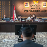 Komisi A DPRD DKI Jakarta melaksanakan uji kelayakan dan kepatutan (fit and proper test) terhadap para calon anggota Komisi Informasi Provinsi (KIP). Anggota Komisi A Manuara Siahaan mengatakan, proses seleksi secara objektif menitikberatkan pada aspek kompetensi, kapasitas, kapabilitas, serta integritas. Para peserta yang mengikuti uji kelayakan dan kepatutan punya latar belakang dan pengalaman beragam. Relevan dengan tugas Komisi Informasi. “Ada yang sudah berpengalaman menjadi penyelenggara negara. Ada yang berpengalaman menjadi pemohon dan termohon. Ada yang berpengalaman sebagai perumus undang-undang,” ujar Manuara, Selasa (9/6). Dari sisi akademik dan kompetensi, lanjut dia, para kandidat menunjukkan kualitas yang baik dengan rekam jejak yang kuat. “Kalau dari sisi kompetensi akademik sih, saya pikir semuanya mampu,” kata Manuara. Dalam proses penilaian, Komisi A menetapkan empat indikator dalam seleksi. Meliputi, substansi materi dalam makalah atau paper, penguasaan materi terkait KIP dan regulasinya, dan kemampuan menjawab pertanyaan anggota dewan. Termasuk pula sikap, etika, dan performa kandidat secara keseluruhan. “Empat indikator itu menjadi penilaian kita,” tutur Manuara. Ia menambahkan, proses seleksi secara independen. Terbebas dari intervensi pihak mana pun. “Dalam proses pemilihan calon komisioner ini kita betul-betul independen,” ucap Manuara. Komisi A DPRD DKI Jakarta berharap hasil seleksi ini dapat menghasilkan komisioner yang mampu meningkatkan kualitas kinerja KIP DKI. Khususnya, mendorong keterbukaan informasi publik bagi masyarakat. “Kita mengharapkan bahwa Komisi Informasi ini harus lebih bagus daripada yang kemarin,” pungkas Manuara. (gie/df)