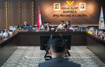 Komisi A DPRD DKI Jakarta melaksanakan uji kelayakan dan kepatutan (fit and proper test) terhadap para calon anggota Komisi Informasi Provinsi (KIP). Anggota Komisi A Manuara Siahaan mengatakan, proses seleksi secara objektif menitikberatkan pada aspek kompetensi, kapasitas, kapabilitas, serta integritas. Para peserta yang mengikuti uji kelayakan dan kepatutan punya latar belakang dan pengalaman beragam. Relevan dengan tugas Komisi Informasi. “Ada yang sudah berpengalaman menjadi penyelenggara negara. Ada yang berpengalaman menjadi pemohon dan termohon. Ada yang berpengalaman sebagai perumus undang-undang,” ujar Manuara, Selasa (9/6). Dari sisi akademik dan kompetensi, lanjut dia, para kandidat menunjukkan kualitas yang baik dengan rekam jejak yang kuat. “Kalau dari sisi kompetensi akademik sih, saya pikir semuanya mampu,” kata Manuara. Dalam proses penilaian, Komisi A menetapkan empat indikator dalam seleksi. Meliputi, substansi materi dalam makalah atau paper, penguasaan materi terkait KIP dan regulasinya, dan kemampuan menjawab pertanyaan anggota dewan. Termasuk pula sikap, etika, dan performa kandidat secara keseluruhan. “Empat indikator itu menjadi penilaian kita,” tutur Manuara. Ia menambahkan, proses seleksi secara independen. Terbebas dari intervensi pihak mana pun. “Dalam proses pemilihan calon komisioner ini kita betul-betul independen,” ucap Manuara. Komisi A DPRD DKI Jakarta berharap hasil seleksi ini dapat menghasilkan komisioner yang mampu meningkatkan kualitas kinerja KIP DKI. Khususnya, mendorong keterbukaan informasi publik bagi masyarakat. “Kita mengharapkan bahwa Komisi Informasi ini harus lebih bagus daripada yang kemarin,” pungkas Manuara. (gie/df)