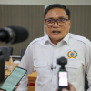 DPRD DKI Jakarta mendukung penuh Rancangan Peraturan Daerah (Ranperda) Pencegahan dan Pemberantasan Penyalahgunaan dan Peredaran Gelap Narkotika dan Prekursor Narkotika (P4GN) segera menjadi peraturan daerah (Perda). Demikian ungkap Ketua DPRD DKI Jakarta Suhud Alynudin usai rapat pimpinan gabungan (Rapimgab), Selasa (9/6). Ia menyatakan, legislatif dan eksekutif telah menyetujui agar regulasi tersebut selanjutnya menjadi Perda. Pengesahan lewat rapat paripurna. Hasil fasilitasi Kemendagri, ungkap Suhud, terdapat perubahan substansial. Antara lain, penghapusan usulan alokasi anggaran wajib (mandatory spending) sebesar 0,5 persen dari APBD untuk penanganan narkoba. “Alasannya, tidak ada alas hukum di atasnya yang memungkinkan hal itu. Sehingga perlu dicari solusi terhadap bagaimana pendanaan dalam penanganan Narkoba ini,” ujar Suhud di Gedung DPRD DKI Jakarta. Selain itu, Rapimgab menyoroti belum tersedia pusat rehabilitasi khusus Narkoba milik Pemprov DKI Jakarta. Pasalnya, penanganan pasien rehabilitasi masih merujuk pada rumah sakit umum daerah (RSUD) dengan kapasitas terbatas. Untuk itu, Suhud meminta Pemprov DKI Jakarta membangun fasilitas rehabilitasi secara mandiri. Tentunya dengan dukungan peraturan gubernur (Pergub), setelah pengesahan Ranperda P4GN menjadi Perda. “Sehingga apa yang menjadi aspirasi ataupun harapan-harapan penanggulangan Narkoba ini bisa kita lakukan,” pungkas Suhud. (apn/df)