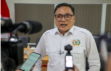 DPRD DKI Jakarta mendukung penuh Rancangan Peraturan Daerah (Ranperda) Pencegahan dan Pemberantasan Penyalahgunaan dan Peredaran Gelap Narkotika dan Prekursor Narkotika (P4GN) segera menjadi peraturan daerah (Perda). Demikian ungkap Ketua DPRD DKI Jakarta Suhud Alynudin usai rapat pimpinan gabungan (Rapimgab), Selasa (9/6). Ia menyatakan, legislatif dan eksekutif telah menyetujui agar regulasi tersebut selanjutnya menjadi Perda. Pengesahan lewat rapat paripurna. Hasil fasilitasi Kemendagri, ungkap Suhud, terdapat perubahan substansial. Antara lain, penghapusan usulan alokasi anggaran wajib (mandatory spending) sebesar 0,5 persen dari APBD untuk penanganan narkoba. “Alasannya, tidak ada alas hukum di atasnya yang memungkinkan hal itu. Sehingga perlu dicari solusi terhadap bagaimana pendanaan dalam penanganan Narkoba ini,” ujar Suhud di Gedung DPRD DKI Jakarta. Selain itu, Rapimgab menyoroti belum tersedia pusat rehabilitasi khusus Narkoba milik Pemprov DKI Jakarta. Pasalnya, penanganan pasien rehabilitasi masih merujuk pada rumah sakit umum daerah (RSUD) dengan kapasitas terbatas. Untuk itu, Suhud meminta Pemprov DKI Jakarta membangun fasilitas rehabilitasi secara mandiri. Tentunya dengan dukungan peraturan gubernur (Pergub), setelah pengesahan Ranperda P4GN menjadi Perda. “Sehingga apa yang menjadi aspirasi ataupun harapan-harapan penanggulangan Narkoba ini bisa kita lakukan,” pungkas Suhud. (apn/df)