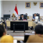 Bapemperda DPRD DKI Jakarta terus mendalami Rancangan Peraturan Daerah (Ranperda) Sistem Kesehatan Daerah (Siskesda). Tujuannya, mengatasi ketimpangan beban pelayanan antara fasilitas kesehatan (Faskes) milik pemerintah dan swasta di Jakarta. Ketua Bapemperda Abdul Aziz menyatakan, pembahasan pasal-pasal terus dikebut untuk menciptakan sistem distribusi pasien yang lebih merata. Pasalnya, penumpukan pasien di Faskes milik pemerintah. Sedangkan fasilitas swasta cenderung sepi. “Layanan kesehatan pemerintah selalu penuh, yang swasta selalu kosong,” ujar Aziz di Gedung DPRD DKI Jakarta, Senin (8/6). Langkah tersebut, sambung Aziz, diambil setelah menerima aspirasi Perkumpulan Forum Pelayanan Kesehatan Nusantara (PFPKN). Forum itu merupakan wadah pengelola klinik swasta yang tersebar di seluruh wilayah Jakarta. Berdasarkan laporan dari PFPKN, terdapat ketimpangan drastis antara rasio dokter dan pasien di klinik pemerintah bisa melayani hingga 200 pasien per hari. Idealnya hanya menampung 50 pasien per hari. Sementara, di klinik swasta setiap dokter hanya melayani 20-30 pasien per hari. “Maka Ranperda ini akan kita masukkan pasal-pasal agar pemerintah daerah punya sistem yang bisa terdistribusi secara merata. Baik di klinik pemerintah maupun swasta,” tambah dia. Dengan begitu, tegas Aziz, tujuan dari usulan pasal baru itu mampu mempersingkat waktu tunggu pasien. Sehingga kenyamanan warga dan pengobatan medis dapat tersalurkan secara merata. “Karena yang menunggu ini orang sakit, bukan orang sehat. Sehingga harusnya lebih cepat waktu tunggunya dan layanannya juga lebih baik. Perbandingan jumlah pasien terhadap dokter menjadi lebih proporsional,” tegas Aziz. Selain mengatur distribusi pasien, Aziz memastikan Ranperda Siskesda akan memuat mekanisme pelayanan jemput bola. Termasuk memfasilitasi mekanisme antar obat ke masing-masing rumah pasien. “Eksekutif mendukung, menyebut baik, dan juga mengapresiasi, mudah-mudahan pekan depan kita lihat hasilnya dari Birohukum seperti apa,” pungkas dia. (apn/df)