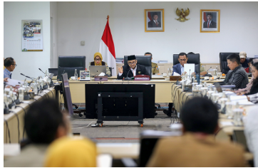 Bapemperda DPRD DKI Jakarta terus mendalami Rancangan Peraturan Daerah (Ranperda) Sistem Kesehatan Daerah (Siskesda). Tujuannya, mengatasi ketimpangan beban pelayanan antara fasilitas kesehatan (Faskes) milik pemerintah dan swasta di Jakarta. Ketua Bapemperda Abdul Aziz menyatakan, pembahasan pasal-pasal terus dikebut untuk menciptakan sistem distribusi pasien yang lebih merata. Pasalnya, penumpukan pasien di Faskes milik pemerintah. Sedangkan fasilitas swasta cenderung sepi. “Layanan kesehatan pemerintah selalu penuh, yang swasta selalu kosong,” ujar Aziz di Gedung DPRD DKI Jakarta, Senin (8/6). Langkah tersebut, sambung Aziz, diambil setelah menerima aspirasi Perkumpulan Forum Pelayanan Kesehatan Nusantara (PFPKN). Forum itu merupakan wadah pengelola klinik swasta yang tersebar di seluruh wilayah Jakarta. Berdasarkan laporan dari PFPKN, terdapat ketimpangan drastis antara rasio dokter dan pasien di klinik pemerintah bisa melayani hingga 200 pasien per hari. Idealnya hanya menampung 50 pasien per hari. Sementara, di klinik swasta setiap dokter hanya melayani 20-30 pasien per hari. “Maka Ranperda ini akan kita masukkan pasal-pasal agar pemerintah daerah punya sistem yang bisa terdistribusi secara merata. Baik di klinik pemerintah maupun swasta,” tambah dia. Dengan begitu, tegas Aziz, tujuan dari usulan pasal baru itu mampu mempersingkat waktu tunggu pasien. Sehingga kenyamanan warga dan pengobatan medis dapat tersalurkan secara merata. “Karena yang menunggu ini orang sakit, bukan orang sehat. Sehingga harusnya lebih cepat waktu tunggunya dan layanannya juga lebih baik. Perbandingan jumlah pasien terhadap dokter menjadi lebih proporsional,” tegas Aziz. Selain mengatur distribusi pasien, Aziz memastikan Ranperda Siskesda akan memuat mekanisme pelayanan jemput bola. Termasuk memfasilitasi mekanisme antar obat ke masing-masing rumah pasien. “Eksekutif mendukung, menyebut baik, dan juga mengapresiasi, mudah-mudahan pekan depan kita lihat hasilnya dari Birohukum seperti apa,” pungkas dia. (apn/df)