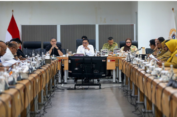 DPRD DKI Jakarta bersama eksekutif menggelar rapat pimpinan gabungan (Rapimgab) terkait penyampaian hasil fasilitasi Kementerian Dalam Negeri (Kemendagri) atas Rancangan Peraturan Daerah (Ranperda) Fasilitasi Pencegahan dan Pemberantasan Penyalahgunaan dan Peredaran Gelap Narkotika dan Prekusor Narkotika, Selasa (9/6). Ketua DPRD DKI Jakarta Suhud Alynudin memimpin rapat didampingi Wakil Ketua DPRD Rany Mauliany dan Wibi Andrino. Suhud menyampaikan, Rapimgab menindaklanjuti hasil fasilitasi menteri Dalam Negeri dalam Surat Nomor 100.2.1.6/1641/OTDA pada 19 Mei 2026. “Perda ini harus jadi langkah preventif dari bahaya Narkoba. Jadi sifatnya bukan reaktif atau pengobatan,” ujar Suhud di Gedung DPRD DKI Jakarta. Hadir dalam Rapimgab, Ketua Bapemperda DPRD DKI Jakarta Abdul Aziz, Sekretaris Fraksi PKS Ghozi Zulasmi, Ketua Fraksi PAN Husen, Ketua Fraksi NasDem Jupiter, dan Bendahara Fraksi NasDem Raden Gusti Arief Yulifard, Ketua Fraksi PDI Perjuangan Pantas Nainggolan. Selanjutnya, Sekretaris Komisi C Ismail, Ketua Komisi E Muhammad Subki, Bendahara Fraksi Golkar Dadiyono, dan Sekretaris Fraksi Demokrat dan Perindo Lazarus Simon Ishak, Wakil Ketua Fraksi Gerindra Nuchbatillah, dan Ketua Fraksi PSI William Aditya Sarana. Dari pihak eksekutif juga hadir antara lain, Kepala Badan Kesatuan Bangsa dan Politik (Kesbangpol) DKI Jakarta Muhamad Matsani beserta jajaran. Ranperda yang telah difasilitasi sebanyak 29 pasal. Terdiri dari 14 BAB, meliputi BAB I Ketentuan Umum, BAB II Pencegahan dna Pemberantasan, BAB III Penanganan, BAB IV Tim Terpadu P4GN, BAB V Sarana dan Prasarana. Kemudian BAB VI Kerja Sama, BAB VII Partisipasi Masyarakat, BAB VIII Evaluasi, Monitoring, dan Pelaporan, BAB IX Pembinaan dan Pengawasan, BAB X Sistem dan Informasi, BAB XI Penghargaan, BAB XII Pendanaan, BAB XIII Sanksi Administratif, BAB IV Ketentuan Penutup. (apn/df)