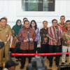 etua DPRD DKI Jakarta Suhud Alynudin mengatakan, perlu regulasi yang kuat untuk memastikan berbagai skema pendanaan alternatif dapat berjalan optimal. Memiliki kepastian hukum. Hal itu diungkapkan Suhud usai mengikuti kegiatan Capacity Building DPRD terkait Pembiayaan Kreatif (Creative Financing) di Hotel The Tribrata Dharmawangsa, Jakarta, Selasa (21/7). Menurut dia, upaya mencari sumber pendanaan alternatif di luar pendapatan asli daerah (PAD) merupakan langkah strategis. Mendukung kebutuhan pembangunan Jakarta. Di antaranya melalui penerbitan obligasi daerah. “DPRD DKI tentu saja menyambut. Ini merupakan salah satu terobosan yang sangat penting dan bersejarah bagi Jakarta. Akan menjadi model bagi daerah yang lain,” ujar Suhud. Ia menegaskan, pembiayaan kreatif yang dikembangkan Pemprov DKI Jakarta tidak hanya terbatas pada penerbitan obligasi daerah. Masih terdapat sejumlah skema pendanaan alternatif untuk mendukung pembiayaan pembangunan. “Tentu ini harus didukung oleh alas hukum atau aturan atau Perda yang akan mendukung kegiatan tersebut,” kata Suhud. Pada kesempatan yang sama, Gubernur Pramono Anung mengatakan, kegiatan Capacity Building menjadi momentum menyamakan persepsi antara Pemprov DKI Jakarta, DPRD, dan sejumlah kementerian terkait rencana penerbitan obligasi daerah. Pramono menyebut, Pemprov DKI Jakarta telah mengajukan secara resmi rencana penerbitan obligasi daerah kepada Kementerian Koordinator Bidang Perekonomian. Rencana tersebut juga telah disampaikan kepada DPRD DKI Jakarta untuk dibahas dalam KUA-PPAS APBD Tahun Anggaran 2027. “Dari Kemenko Perekonomian secara prinsip telah menyetujui untuk obligasi daerah dan mudah-mudahan kita bisa terbitkan di tahun 2027,” kata dia. Dana dari obligasi daerah itu akan mengarah pada sejumlah proyek pelayanan publik dan pembangunan infrastruktur jangka panjang. Seperti pembangunan LRT, rumah sakit umum daerah (RSUD), unit sekolah, embung, polder, dan berbagai kebutuhan pembangunan lainnya. Pramono berharap, proses penerbitan obligasi daerah dapat berjalan sesuai dengan tahapan dan ketentuan yang berlaku. Jika terealisasi pada 2027, maka menjadi obligasi daerah pertama di Indonesia. “Jadi semuanya untuk kepentingan publik jangka panjang bukan untuk yang bersifat konsultif,” tukas Pram. (yla/df)