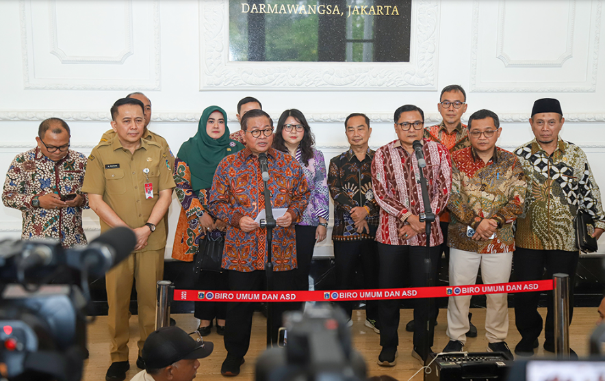 etua DPRD DKI Jakarta Suhud Alynudin mengatakan, perlu regulasi yang kuat untuk memastikan berbagai skema pendanaan alternatif dapat berjalan optimal. Memiliki kepastian hukum. Hal itu diungkapkan Suhud usai mengikuti kegiatan Capacity Building DPRD terkait Pembiayaan Kreatif (Creative Financing) di Hotel The Tribrata Dharmawangsa, Jakarta, Selasa (21/7). Menurut dia, upaya mencari sumber pendanaan alternatif di luar pendapatan asli daerah (PAD) merupakan langkah strategis. Mendukung kebutuhan pembangunan Jakarta. Di antaranya melalui penerbitan obligasi daerah. “DPRD DKI tentu saja menyambut. Ini merupakan salah satu terobosan yang sangat penting dan bersejarah bagi Jakarta. Akan menjadi model bagi daerah yang lain,” ujar Suhud. Ia menegaskan, pembiayaan kreatif yang dikembangkan Pemprov DKI Jakarta tidak hanya terbatas pada penerbitan obligasi daerah. Masih terdapat sejumlah skema pendanaan alternatif untuk mendukung pembiayaan pembangunan. “Tentu ini harus didukung oleh alas hukum atau aturan atau Perda yang akan mendukung kegiatan tersebut,” kata Suhud. Pada kesempatan yang sama, Gubernur Pramono Anung mengatakan, kegiatan Capacity Building menjadi momentum menyamakan persepsi antara Pemprov DKI Jakarta, DPRD, dan sejumlah kementerian terkait rencana penerbitan obligasi daerah. Pramono menyebut, Pemprov DKI Jakarta telah mengajukan secara resmi rencana penerbitan obligasi daerah kepada Kementerian Koordinator Bidang Perekonomian. Rencana tersebut juga telah disampaikan kepada DPRD DKI Jakarta untuk dibahas dalam KUA-PPAS APBD Tahun Anggaran 2027. “Dari Kemenko Perekonomian secara prinsip telah menyetujui untuk obligasi daerah dan mudah-mudahan kita bisa terbitkan di tahun 2027,” kata dia. Dana dari obligasi daerah itu akan mengarah pada sejumlah proyek pelayanan publik dan pembangunan infrastruktur jangka panjang. Seperti pembangunan LRT, rumah sakit umum daerah (RSUD), unit sekolah, embung, polder, dan berbagai kebutuhan pembangunan lainnya. Pramono berharap, proses penerbitan obligasi daerah dapat berjalan sesuai dengan tahapan dan ketentuan yang berlaku. Jika terealisasi pada 2027, maka menjadi obligasi daerah pertama di Indonesia. “Jadi semuanya untuk kepentingan publik jangka panjang bukan untuk yang bersifat konsultif,” tukas Pram. (yla/df)