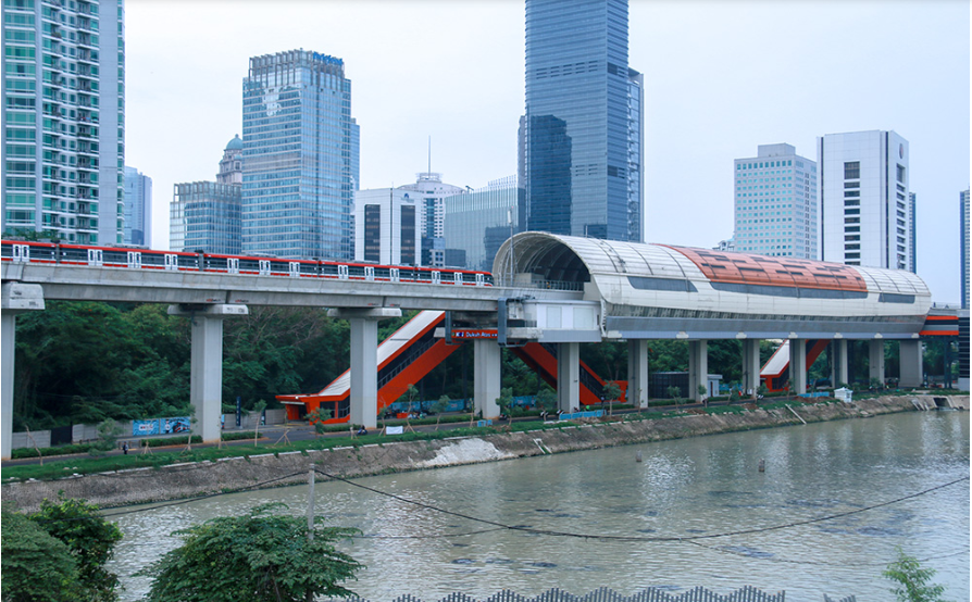 Peresmian LRT Jakarta rute Velodrome-Manggarai pada Agustus 2026 diharapkan menjadi momentum untuk mempercepat perluasan jaringan transportasi publik di ibukota. Anggota Komisi B DPRD DKI Jakarta M. Taufik Zoelkifli menilai, jalur tersebut akan memperkuat konektivitas warga, khususnya di wilayah Jakarta Timur dan Jakarta Selatan. Namun, pengembangan LRT jangan berhenti di Manggarai. Menurut dia, jalur LRT perlu segera dilanjutkan hingga Dukuh Atas yang menjadi salah satu simpul transportasi terintegrasi terbesar di Jakarta. “Jangan berhenti sampai Manggarai. Perpanjangan ke Dukuh Atas harus dipercepat,” kata Taufik, beberapa waktu lalu. Anggota Komisi B DPRD DKI Jakarta M. Taufik Zoelkifli. (dok.ddjp) Taufik mengatakan koneksi hingga Dukuh Atas akan memudahkan warga berpindah moda. Kawasan tersebut terhubung dengan MRT Jakarta, KRL Commuter Line, LRT Jabodebek, kereta bandara, hingga TransJakarta. Integrasi itu dinilai penting untuk meningkatkan minat masyarakat menggunakan transportasi umum sekaligus mengurangi ketergantungan terhadap kendaraan pribadi. “Semakin mudah berpindah moda, semakin besar minat warga naik transportasi umum,” ujarnya. Karena itu, Taufik meminta pemerintah memastikan konektivitas antarmoda tidak hanya dari sisi jalur, tetapi juga pembayaran dan akses penumpang. Ia juga mendorong kesiapan sarana pendukung, mulai dari aspek keselamatan, akses pejalan kaki, fasilitas penyandang disabilitas, hingga angkutan pengumpan yang menghubungkan stasiun dengan kawasan permukiman. Menurut Taufik, pembangunan transportasi publik harus berorientasi pada kebutuhan warga. Moda transportasi tidak cukup hanya modern dan cepat, tetapi juga harus aman, nyaman, terjangkau, serta mudah diakses. “Target akhirnya, transportasi umum menjadi pilihan utama warga Jakarta,” kata dia. (red)