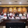 Pembentukan Kaukus Perempuan Parlemen Indonesia (KPPI) DKI Jakarta dapat memperkuat pengawalan terhafap berbagai isu yang berkaitan dengan perempuan dan anak. Demikian ungkap Wakil Ketua DPRD DKI Jakarta Rany Mauliani usai memimpin kegiatan pembahasan terkait kepengurusan KPPI DKI Jakarta di Kebon Sirih, Senin (3/8). Rany berharap, keberadaan KPPI dapat menjadi wadah bagi anggota dewan perempuan dari berbagai fraksi. Memperkuat sinergi dalam mengadvokasi kepentingan masyarakat. “Mengadvokasi dan bersama masyarakat mengawal isu-isu yang ada,” kata dia. Wakil Ketua DPRD DKI Jakarta Rany Mauliani. (dok.ddjp) Selama ini, anggota DPRD perempuan telah menjalankan tugas dan fungsi masing-masing melalui partai maupun fraksi. Melalui kaukus, dukungan dan kekuatan semakin besar dalam memperjuangkan kepentingan masyarakat. Proses pembentukan kepengurusan KPPI DKI Jakarta tidak sulit. Sebanyak 26 anggota DPRD DKI Jakarta perempuan menjadi bagian dari kaukus. Pembentukan KPPI DKI Jakarta merupakan turunan dari KPPI pusat yang berada di DPR RI. Mekanisme kepengurusan akan mengacu pada ketentuan dan analogi yang berlaku di tingkat DPRD. Kepengurusan KPPI DKI akan melibatkan anggota DPRD perempuan dari seluruh fraksi. Penentuan pimpinan kaukus akan mempertimbangkan mandat dari masing-masing fraksi maupun kesepakatan bersama para anggota DPRD perempuan. KPPI DKI Jakarta memiliki ruang lingkup yang berbeda dengan organisasi perempuan politik lainnya. Secara khusus, kaukus menjadi wadah bagi anggota DPRD perempuan dari setiap fraksi. Bersama-sama menjalankan program dan memperjuangkan isu perempuan dan anak. (yla/df)
