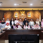 Pembentukan Kaukus Perempuan Parlemen Indonesia (KPPI) DKI Jakarta dapat memperkuat pengawalan terhafap berbagai isu yang berkaitan dengan perempuan dan anak. Demikian ungkap Wakil Ketua DPRD DKI Jakarta Rany Mauliani usai memimpin kegiatan pembahasan terkait kepengurusan KPPI DKI Jakarta di Kebon Sirih, Senin (3/8). Rany berharap, keberadaan KPPI dapat menjadi wadah bagi anggota dewan perempuan dari berbagai fraksi. Memperkuat sinergi dalam mengadvokasi kepentingan masyarakat. “Mengadvokasi dan bersama masyarakat mengawal isu-isu yang ada,” kata dia. Wakil Ketua DPRD DKI Jakarta Rany Mauliani. (dok.ddjp) Selama ini, anggota DPRD perempuan telah menjalankan tugas dan fungsi masing-masing melalui partai maupun fraksi. Melalui kaukus, dukungan dan kekuatan semakin besar dalam memperjuangkan kepentingan masyarakat. Proses pembentukan kepengurusan KPPI DKI Jakarta tidak sulit. Sebanyak 26 anggota DPRD DKI Jakarta perempuan menjadi bagian dari kaukus. Pembentukan KPPI DKI Jakarta merupakan turunan dari KPPI pusat yang berada di DPR RI. Mekanisme kepengurusan akan mengacu pada ketentuan dan analogi yang berlaku di tingkat DPRD. Kepengurusan KPPI DKI akan melibatkan anggota DPRD perempuan dari seluruh fraksi. Penentuan pimpinan kaukus akan mempertimbangkan mandat dari masing-masing fraksi maupun kesepakatan bersama para anggota DPRD perempuan. KPPI DKI Jakarta memiliki ruang lingkup yang berbeda dengan organisasi perempuan politik lainnya. Secara khusus, kaukus menjadi wadah bagi anggota DPRD perempuan dari setiap fraksi. Bersama-sama menjalankan program dan memperjuangkan isu perempuan dan anak. (yla/df)