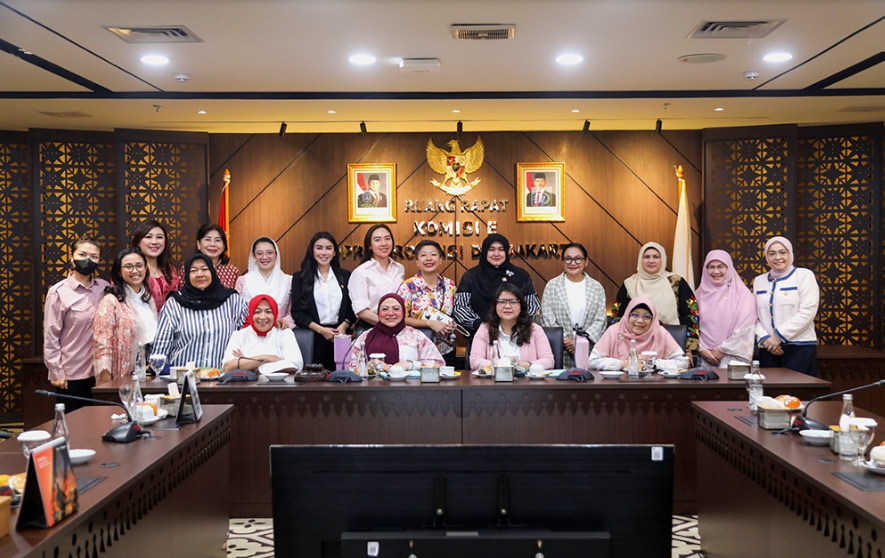 Pembentukan Kaukus Perempuan Parlemen Indonesia (KPPI) DKI Jakarta dapat memperkuat pengawalan terhafap berbagai isu yang berkaitan dengan perempuan dan anak. Demikian ungkap Wakil Ketua DPRD DKI Jakarta Rany Mauliani usai memimpin kegiatan pembahasan terkait kepengurusan KPPI DKI Jakarta di Kebon Sirih, Senin (3/8). Rany berharap, keberadaan KPPI dapat menjadi wadah bagi anggota dewan perempuan dari berbagai fraksi. Memperkuat sinergi dalam mengadvokasi kepentingan masyarakat. “Mengadvokasi dan bersama masyarakat mengawal isu-isu yang ada,” kata dia. Wakil Ketua DPRD DKI Jakarta Rany Mauliani. (dok.ddjp) Selama ini, anggota DPRD perempuan telah menjalankan tugas dan fungsi masing-masing melalui partai maupun fraksi. Melalui kaukus, dukungan dan kekuatan semakin besar dalam memperjuangkan kepentingan masyarakat. Proses pembentukan kepengurusan KPPI DKI Jakarta tidak sulit. Sebanyak 26 anggota DPRD DKI Jakarta perempuan menjadi bagian dari kaukus. Pembentukan KPPI DKI Jakarta merupakan turunan dari KPPI pusat yang berada di DPR RI. Mekanisme kepengurusan akan mengacu pada ketentuan dan analogi yang berlaku di tingkat DPRD. Kepengurusan KPPI DKI akan melibatkan anggota DPRD perempuan dari seluruh fraksi. Penentuan pimpinan kaukus akan mempertimbangkan mandat dari masing-masing fraksi maupun kesepakatan bersama para anggota DPRD perempuan. KPPI DKI Jakarta memiliki ruang lingkup yang berbeda dengan organisasi perempuan politik lainnya. Secara khusus, kaukus menjadi wadah bagi anggota DPRD perempuan dari setiap fraksi. Bersama-sama menjalankan program dan memperjuangkan isu perempuan dan anak. (yla/df)