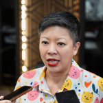 Pemenuhan Sertifikat Laik Fungsi (SLF) pada bangunan fasilitas parkir bukan sekadar persoalan administratif. Melainkan, menyangkut aspek keamanan dan keselamatan jiwa. Karena itu, Panitia Khusus (Pansus) Tata Kelola Perparkiran DPRD DKI Jakarta mendesak seluruh pengelola parkir memenuhi kewajiban SLF. Khususnya, fasilitas parkir yang berbentuk bangunan gedung. Anggota Pansus Francine Widjojo menjelaskan, fasilitas perparkiran terbagi menjadi dua jenis. Yakni, pelataran dan bangunan gedung. Kewajiban SLF berlaku bagi fasilitas parkir berbentuk bangunan gedung. Menurut dia, kewajiban tersebut merupakan bagian dari ketentuan Undang-Undang Bangunan Gedung beserta peraturan turunannya. Anggota Pansus Tata Kelola Perparkiran DPRD DKI Jakarta Francine Widjojo. (dok.ddjp) Penerapan SLF untuk memastikan bangunan memenuhi standar keamanan dan keselamatan bagi pengguna. Ketentuan tersebut berlaku bagi seluruh bangunan. Baik milik Pemprov DKI Jakarta maupun swasta. Ia menilai tidak boleh ada bangunan yang mengabaikan standar keselamatan. “Bangunan swasta juga enggak boleh melanggar,” ujar Francine di Gedung DPRD DKI Jakarta, Senin (3/8). Meski demikian, ia mengakui, terdapat sejumlah bangunan yang berpotensi menghadapi kendala dalam pemenuhan persyaratan. Khususnya bangunan yang telah berdiri sebelum 2020. Butuh penanganan secara khusus. “Tapi nanti harus dilihat ya kasus-perkasusnya seperti apa,” tutur Francine. Keberadaan SLF penting untuk mengantisipasi kondisi darurat. Termasuk kebakaran. Bangunan harus memiliki sistem pencegahan dan jalur evakuasi yang memadai. Kelalaian terhadap standar keselamatan dapat berujung pada risiko yang sangat serius. “Ini tentu sangat berbahaya, taruhannya nyawa loh,” tegas Francine. Pemenuhan SLF bukan sekadar pemenuhan dokumen. “Jadi SLF ini kalau sudah diatur, ya kita ikutin, memang itu wajib,” pungkas Francine. (gie/df)