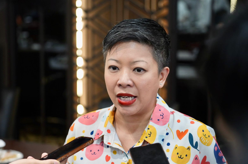 Pemenuhan Sertifikat Laik Fungsi (SLF) pada bangunan fasilitas parkir bukan sekadar persoalan administratif. Melainkan, menyangkut aspek keamanan dan keselamatan jiwa. Karena itu, Panitia Khusus (Pansus) Tata Kelola Perparkiran DPRD DKI Jakarta mendesak seluruh pengelola parkir memenuhi kewajiban SLF. Khususnya, fasilitas parkir yang berbentuk bangunan gedung. Anggota Pansus Francine Widjojo menjelaskan, fasilitas perparkiran terbagi menjadi dua jenis. Yakni, pelataran dan bangunan gedung. Kewajiban SLF berlaku bagi fasilitas parkir berbentuk bangunan gedung. Menurut dia, kewajiban tersebut merupakan bagian dari ketentuan Undang-Undang Bangunan Gedung beserta peraturan turunannya. Anggota Pansus Tata Kelola Perparkiran DPRD DKI Jakarta Francine Widjojo. (dok.ddjp) Penerapan SLF untuk memastikan bangunan memenuhi standar keamanan dan keselamatan bagi pengguna. Ketentuan tersebut berlaku bagi seluruh bangunan. Baik milik Pemprov DKI Jakarta maupun swasta. Ia menilai tidak boleh ada bangunan yang mengabaikan standar keselamatan. “Bangunan swasta juga enggak boleh melanggar,” ujar Francine di Gedung DPRD DKI Jakarta, Senin (3/8). Meski demikian, ia mengakui, terdapat sejumlah bangunan yang berpotensi menghadapi kendala dalam pemenuhan persyaratan. Khususnya bangunan yang telah berdiri sebelum 2020. Butuh penanganan secara khusus. “Tapi nanti harus dilihat ya kasus-perkasusnya seperti apa,” tutur Francine. Keberadaan SLF penting untuk mengantisipasi kondisi darurat. Termasuk kebakaran. Bangunan harus memiliki sistem pencegahan dan jalur evakuasi yang memadai. Kelalaian terhadap standar keselamatan dapat berujung pada risiko yang sangat serius. “Ini tentu sangat berbahaya, taruhannya nyawa loh,” tegas Francine. Pemenuhan SLF bukan sekadar pemenuhan dokumen. “Jadi SLF ini kalau sudah diatur, ya kita ikutin, memang itu wajib,” pungkas Francine. (gie/df)