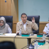 Wakil Ketua DPRD DKI Jakarta Wibi Andrino menyayangkan kelambanan pengerjaan rehabilitasi Gedung Sekolah SDN Kebayoran Lama Selatan 09, Jakarta Selatan. Akibatnya, hak belajar siswa berkurang. Menurut Wibi, para siswa mengalami dampak sosial dan psikologis. Selama dua tahun terakhir, waktu belajar terpangkas dua jam. Karena itu, Wibi meminta pembangunan sekolah menjadi prioritas dalam pembahasan Kebijakan Umum Anggaran dan Plafon Prioritas Anggaran Sementara (KUA-PPAS) APBD 2027. “Mengenai sekolah yang sudah dibongkar dengan status direhab tapi enggak selesai-selesai. Korbannya adalah siswa didik,” ujar Wibi di Gedung DPRD DKI Jakarta, Senin (3/8). Kondisi belajar pada siang hari, kata Wibi, cukup melelahkan bagi siswa. Termasuk menambah beban operasional para orangtua yang harus meluangkan waktu pada waktu bekerja. “Mereka masuk sekolah siang panas-panasan. Orangtuanya kerja pagi, siang harus jemput anak berangkat sekolah. Ini adalah kebijakan yang lolos dari perhatian kita semua,” tegas dia. Pengurangan waktu belajar akibat keterlambatan pembangunan gedung tidak bisa ditoleransi. Dinas Pendidikan DKI diminta segera mengevaluasi secara penuh. “Bagi saya, satu jam belajar anak berkurang per hari itu tidak worth it dibandingkan pekerjaan pembangunan yang terhambat,” pungkas dia. (apn/df)