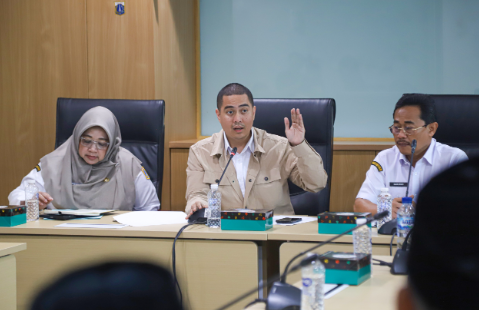 Wakil Ketua DPRD DKI Jakarta Wibi Andrino menyayangkan kelambanan pengerjaan rehabilitasi Gedung Sekolah SDN Kebayoran Lama Selatan 09, Jakarta Selatan. Akibatnya, hak belajar siswa berkurang. Menurut Wibi, para siswa mengalami dampak sosial dan psikologis. Selama dua tahun terakhir, waktu belajar terpangkas dua jam. Karena itu, Wibi meminta pembangunan sekolah menjadi prioritas dalam pembahasan Kebijakan Umum Anggaran dan Plafon Prioritas Anggaran Sementara (KUA-PPAS) APBD 2027. “Mengenai sekolah yang sudah dibongkar dengan status direhab tapi enggak selesai-selesai. Korbannya adalah siswa didik,” ujar Wibi di Gedung DPRD DKI Jakarta, Senin (3/8). Kondisi belajar pada siang hari, kata Wibi, cukup melelahkan bagi siswa. Termasuk menambah beban operasional para orangtua yang harus meluangkan waktu pada waktu bekerja. “Mereka masuk sekolah siang panas-panasan. Orangtuanya kerja pagi, siang harus jemput anak berangkat sekolah. Ini adalah kebijakan yang lolos dari perhatian kita semua,” tegas dia. Pengurangan waktu belajar akibat keterlambatan pembangunan gedung tidak bisa ditoleransi. Dinas Pendidikan DKI diminta segera mengevaluasi secara penuh. “Bagi saya, satu jam belajar anak berkurang per hari itu tidak worth it dibandingkan pekerjaan pembangunan yang terhambat,” pungkas dia. (apn/df)